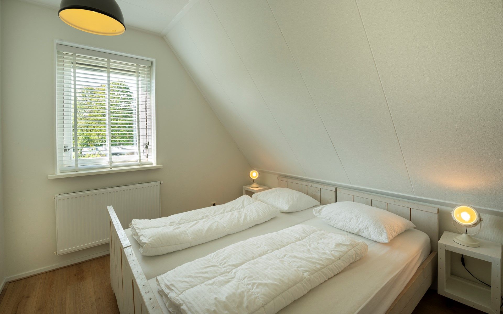 Schlafzimmer mit Doppelbett im Ferienhaus De Zuidhoek 6 in Renesse, erholsam und komfortabel.