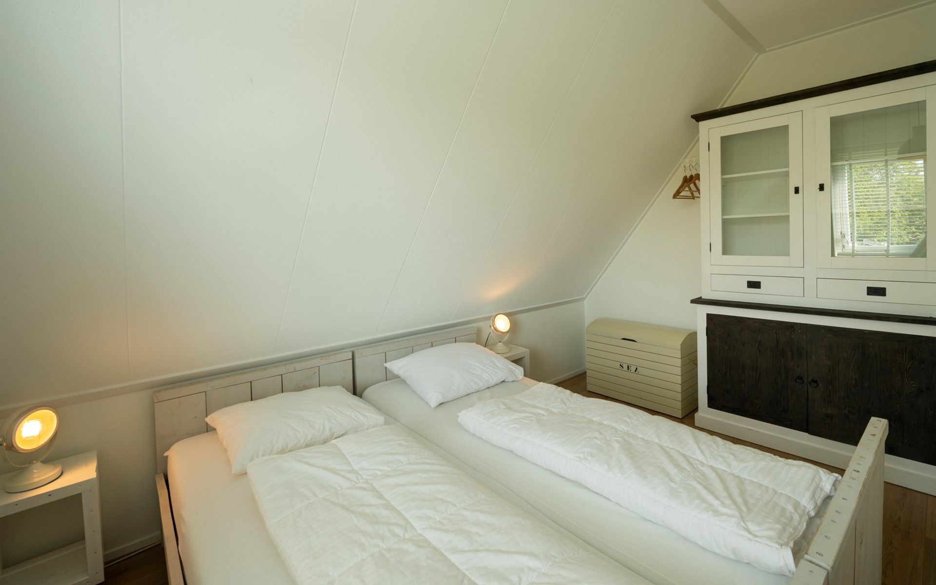 Drittes Schlafzimmer im Ferienhaus De Zuidhoek 6 in Renesse, mit hellen Moebeln und Stauraum.