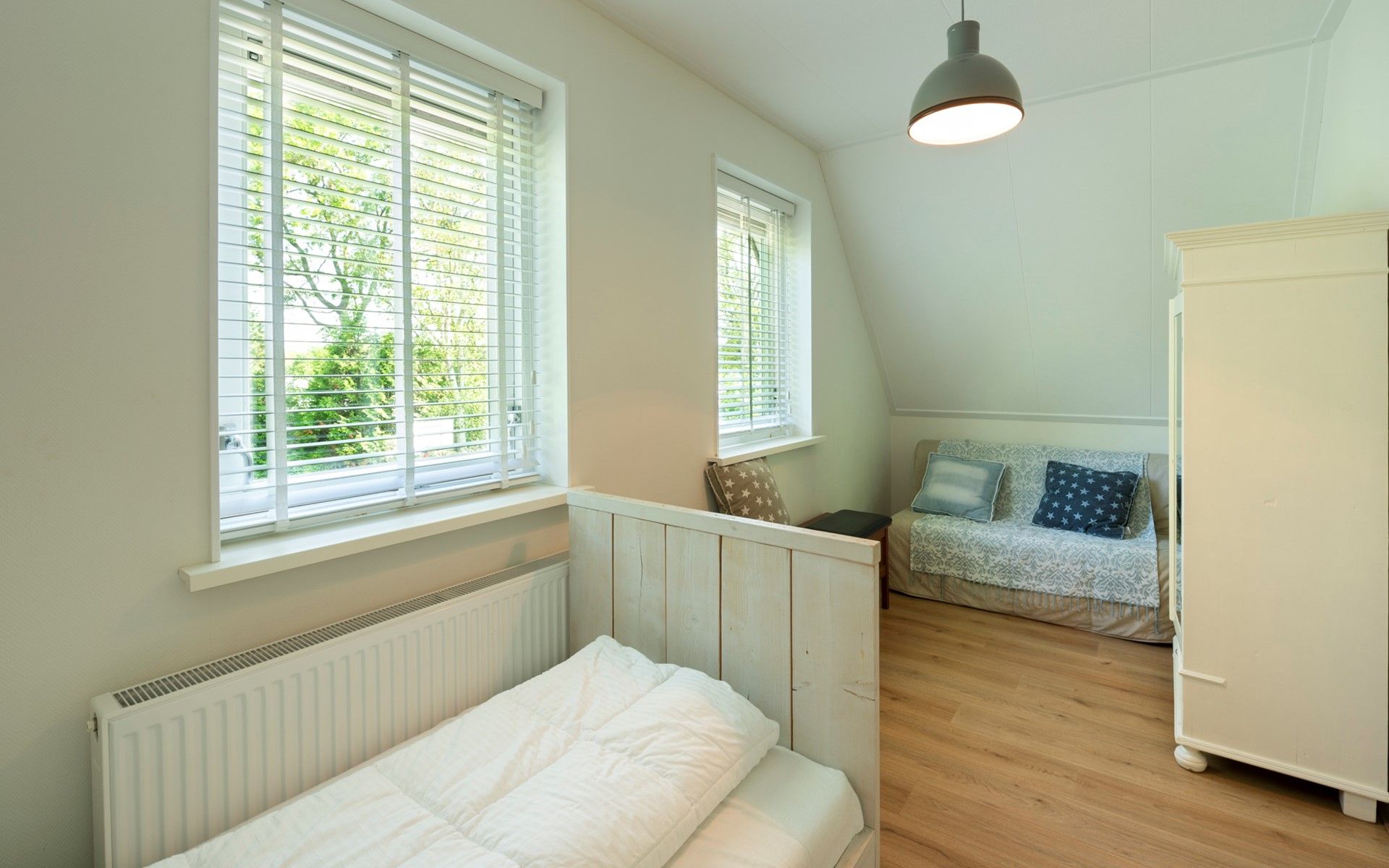 Viertes Schlafzimmer im Ferienhaus De Zuidhoek 6 in Renesse, mit gemuetlicher Sitzecke und Aussicht.