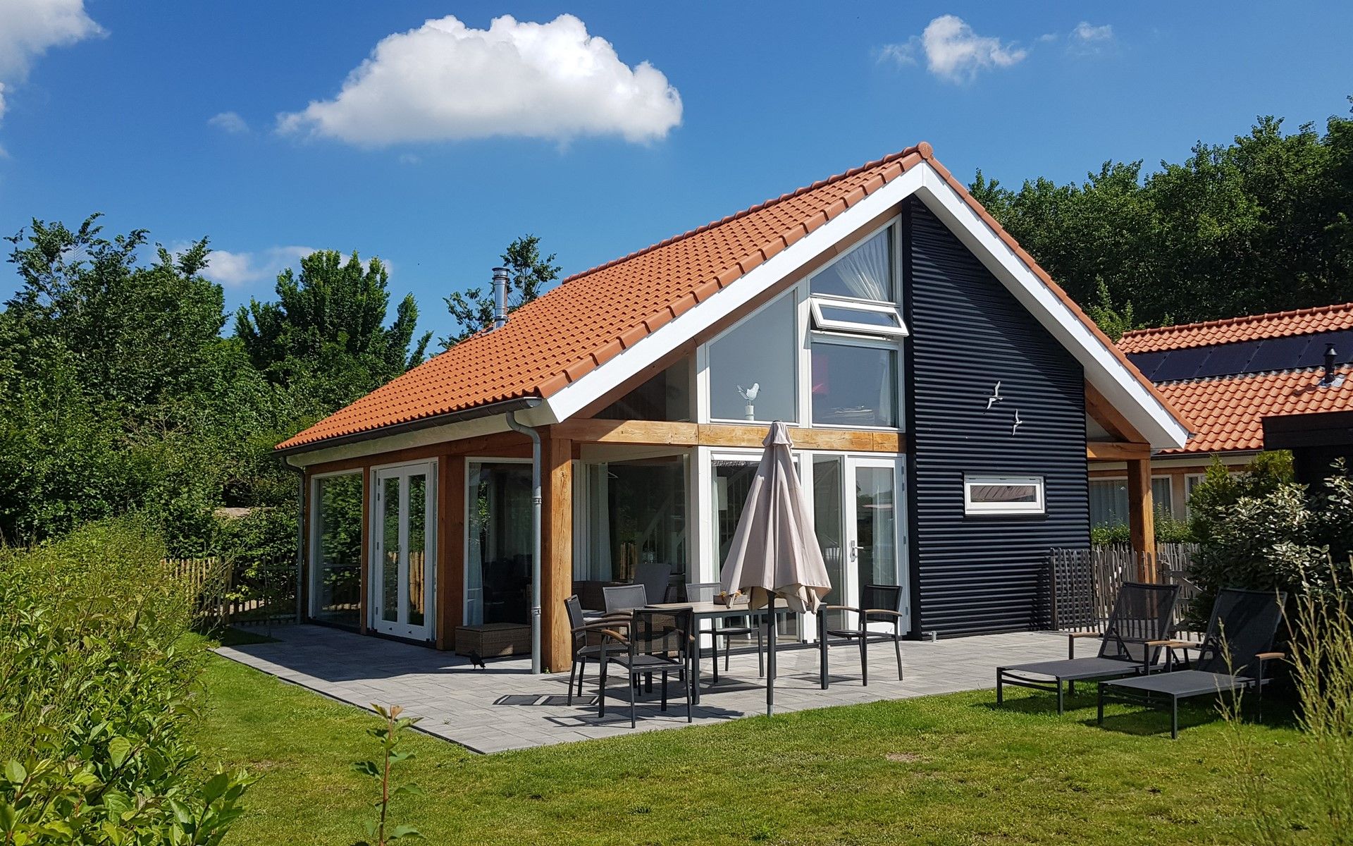 Vakantiehuis Zonnedorp 2, Zilvermeeuw in Renesse met zonnig terras en groene tuin.