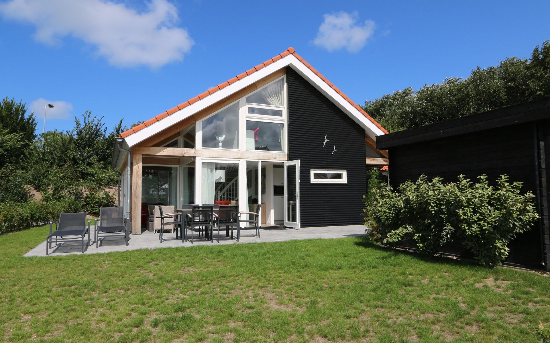 Zilvermeeuw vakantiehuis in Renesse, Zeeland met ruim terras en tuin.