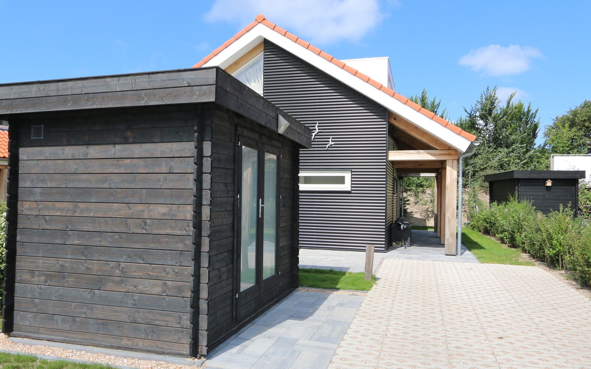 Vooraanzicht van Vakantiehuis Zonnedorp 2, Zilvermeeuw in Renesse, omringd door natuur.