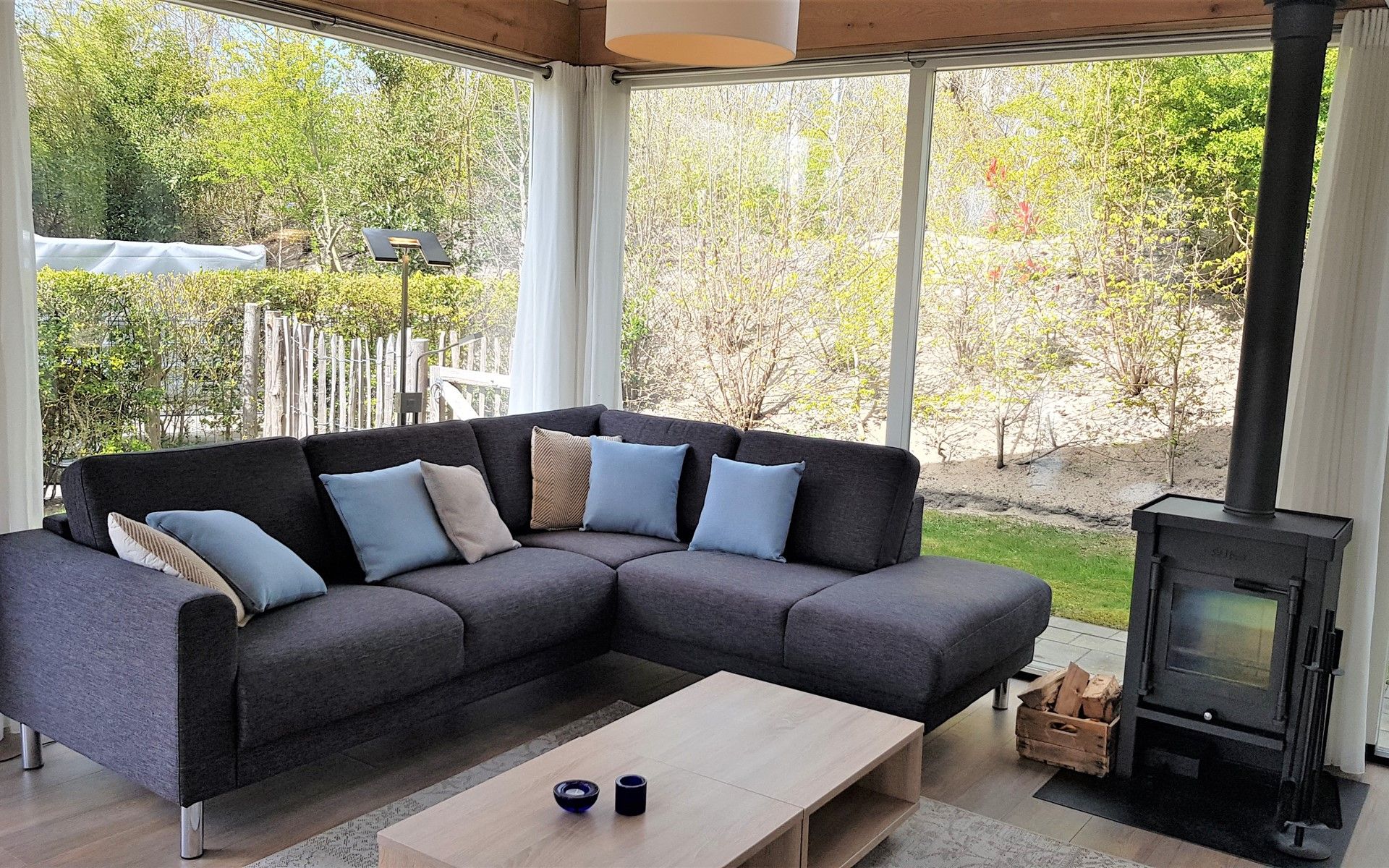 Gezellige woonkamer in Vakantiehuis Zonnedorp 2, Zilvermeeuw met uitzicht op tuin.