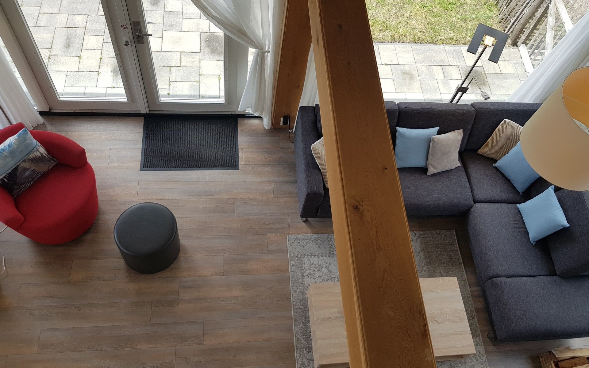 Lichte woonkamer met houtkachel in Vakantiehuis Zonnedorp 2, Renesse, Zeeland.