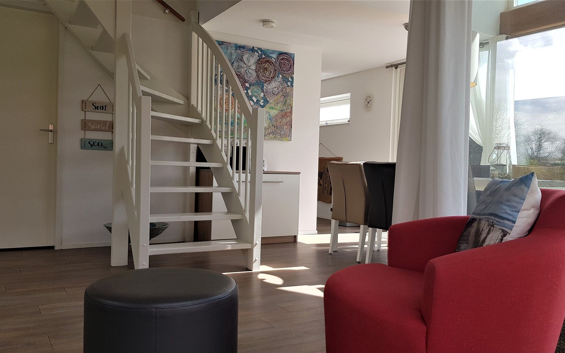 Bovenaanzicht van de woonkamer in Vakantiehuis Zonnedorp 2, Zilvermeeuw, Renesse.