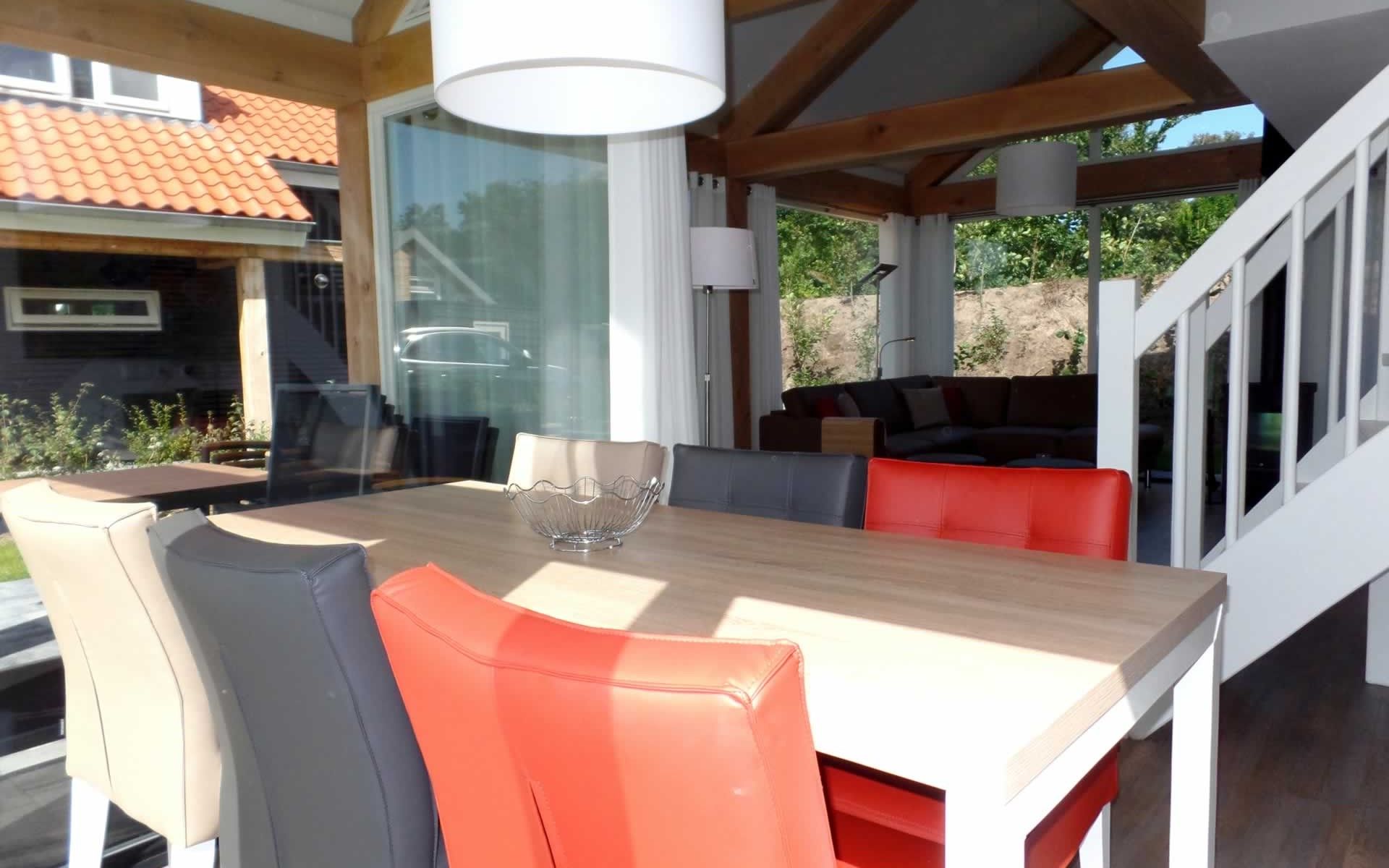 Moderne inrichting van Vakantiehuis Zonnedorp 2, Zilvermeeuw in Renesse met trap.