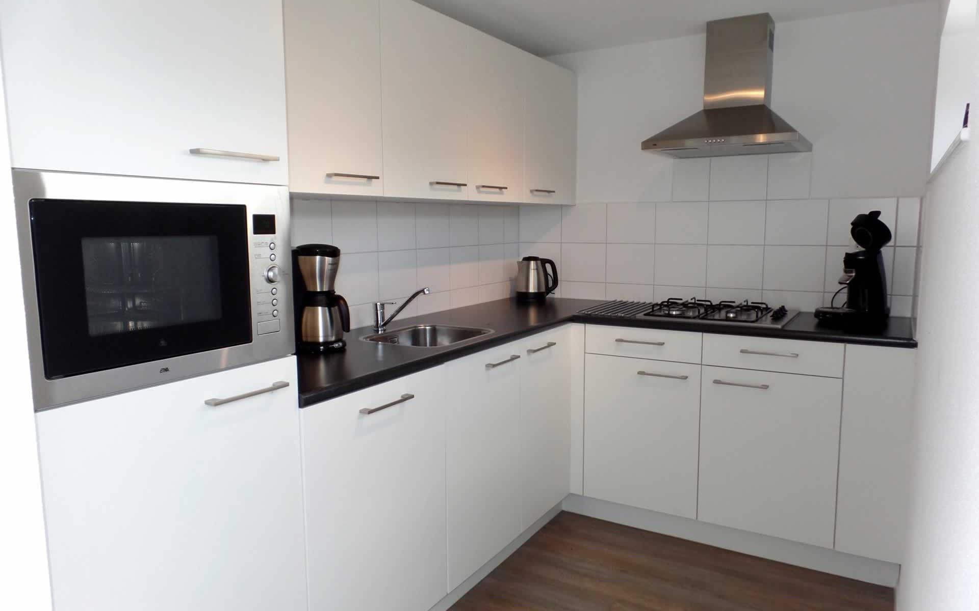 Eethoek met kleurrijke stoelen in Vakantiehuis Zonnedorp 2, Zilvermeeuw, Renesse.