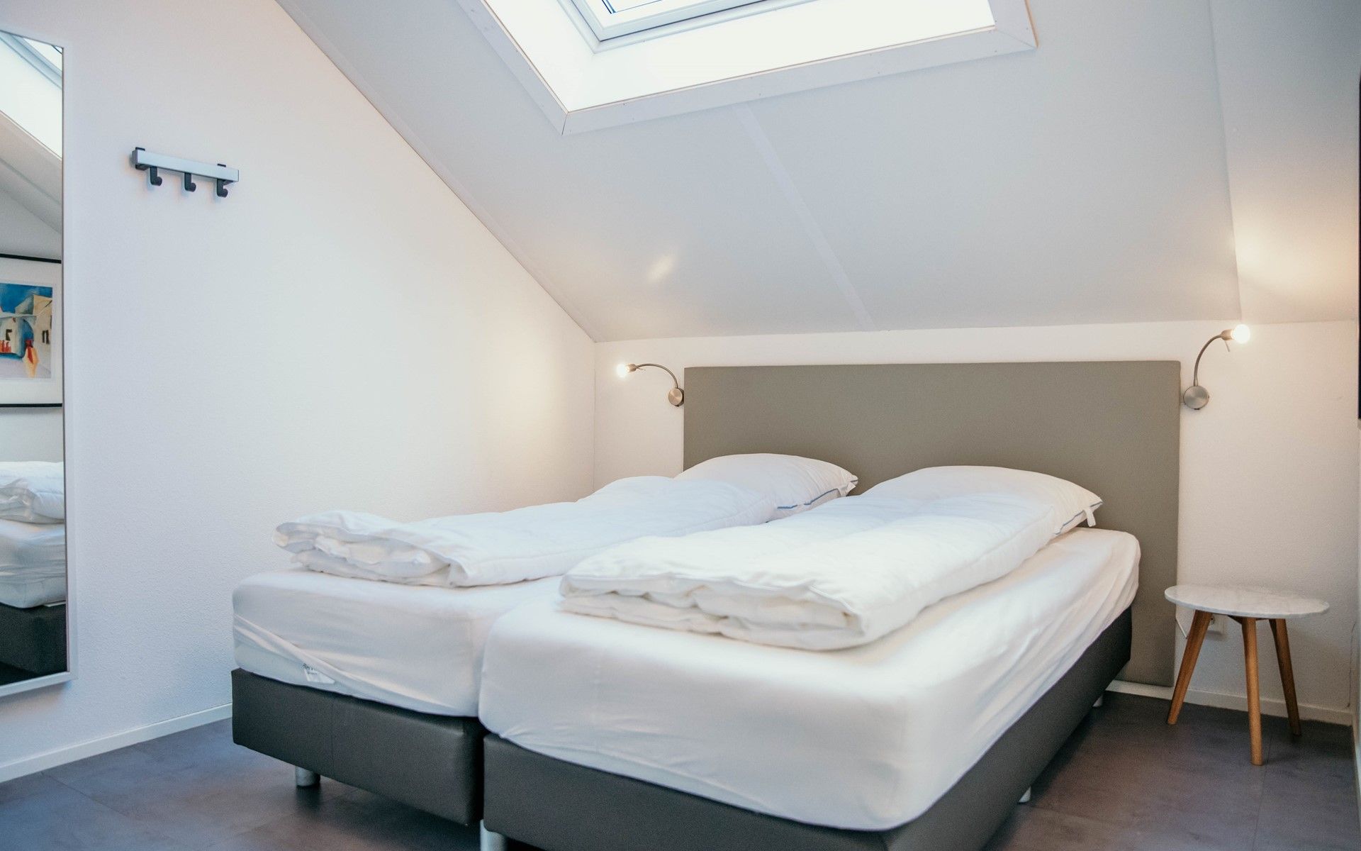 Slaapkamer met ensuite badkamer in Vakantiehuis Zonnedorp 2, Zilvermeeuw, Renesse.