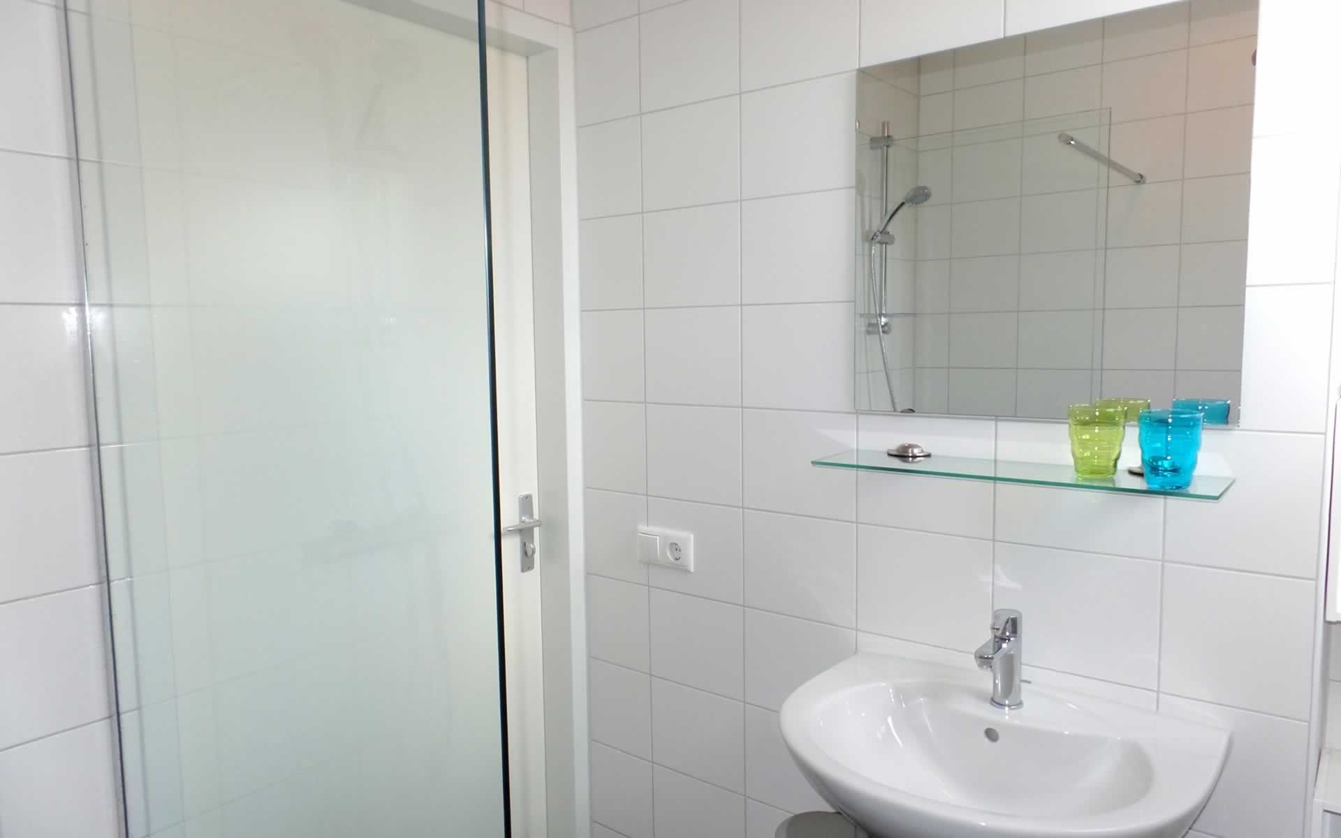 Zolderkamer met TV en uitzicht in Vakantiehuis Zonnedorp 2, Zilvermeeuw, Renesse.