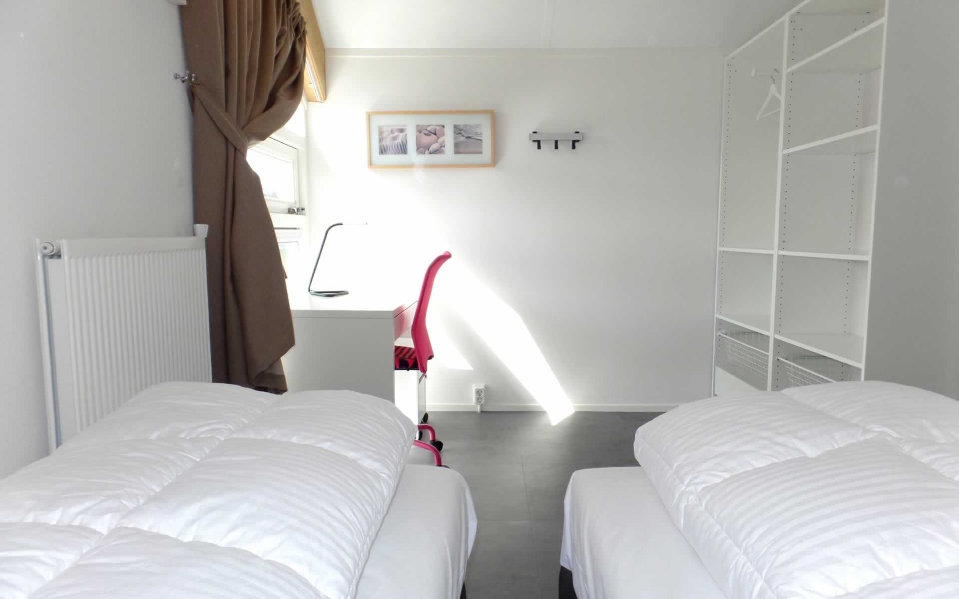 Moderne badkamer in Vakantiehuis Zonnedorp 2, Zilvermeeuw, Renesse, Zeeland.