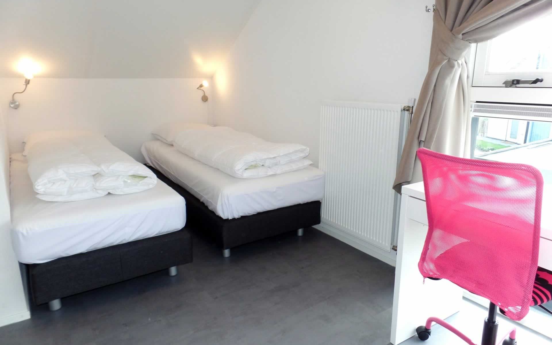 Slaapkamer met bureau in Vakantiehuis Zonnedorp 2, Zilvermeeuw, Renesse, Zeeland.