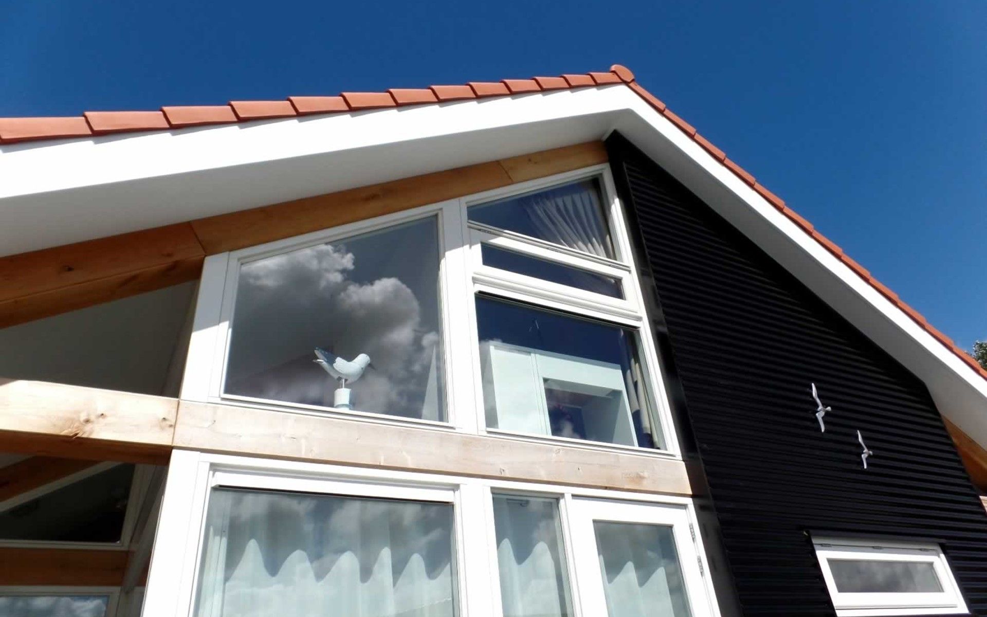 Badkamer met douche en wastafel in Vakantiehuis Zonnedorp 2, Zilvermeeuw, Renesse.