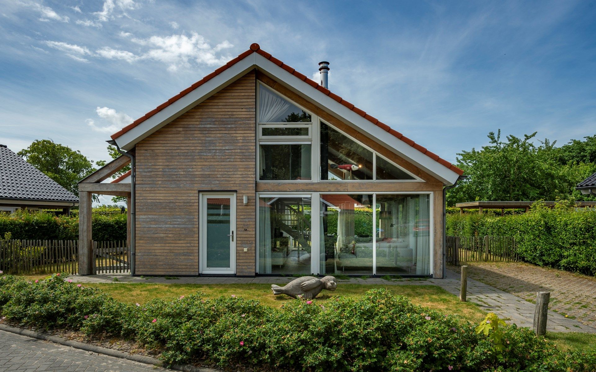 Ferienhaus Zonnedorp 8, De Zeehond in Renesse, Zeeland mit moderner Architektur und grossen Fenstern.