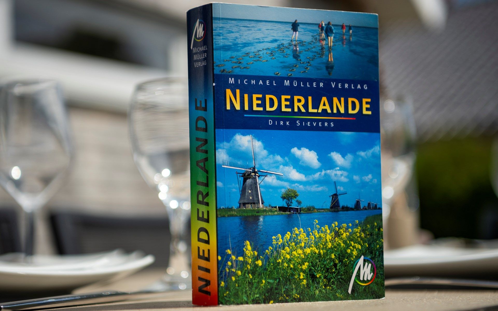 Reisefuehrer auf dem Tisch von Holiday home Zonnedorp 8, De Zeehond in Renesse, Zeeland.