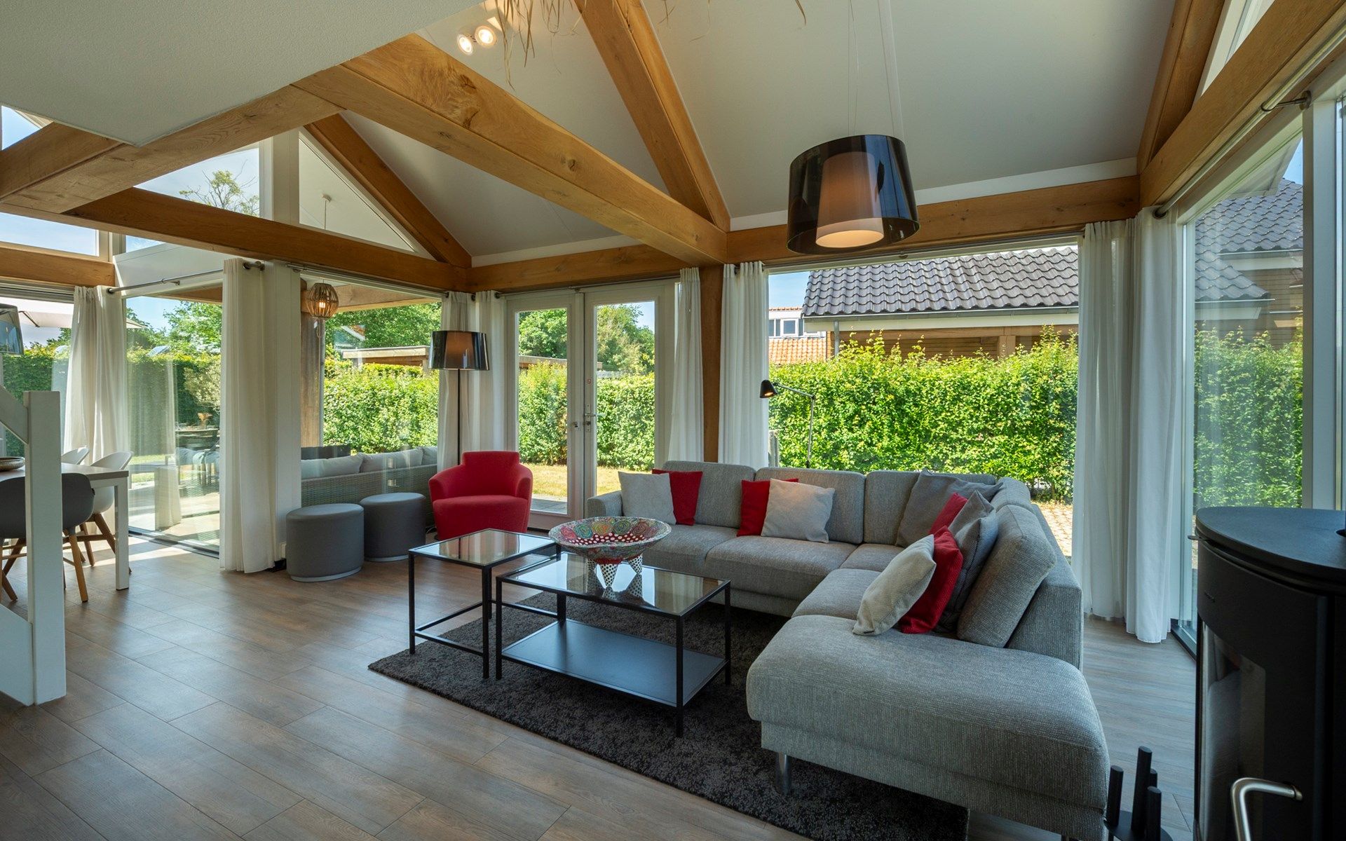 Helles Wohnzimmer des Ferienhauses Zonnedorp 8, De Zeehond in Renesse, Zeeland mit grossen Fenstern.