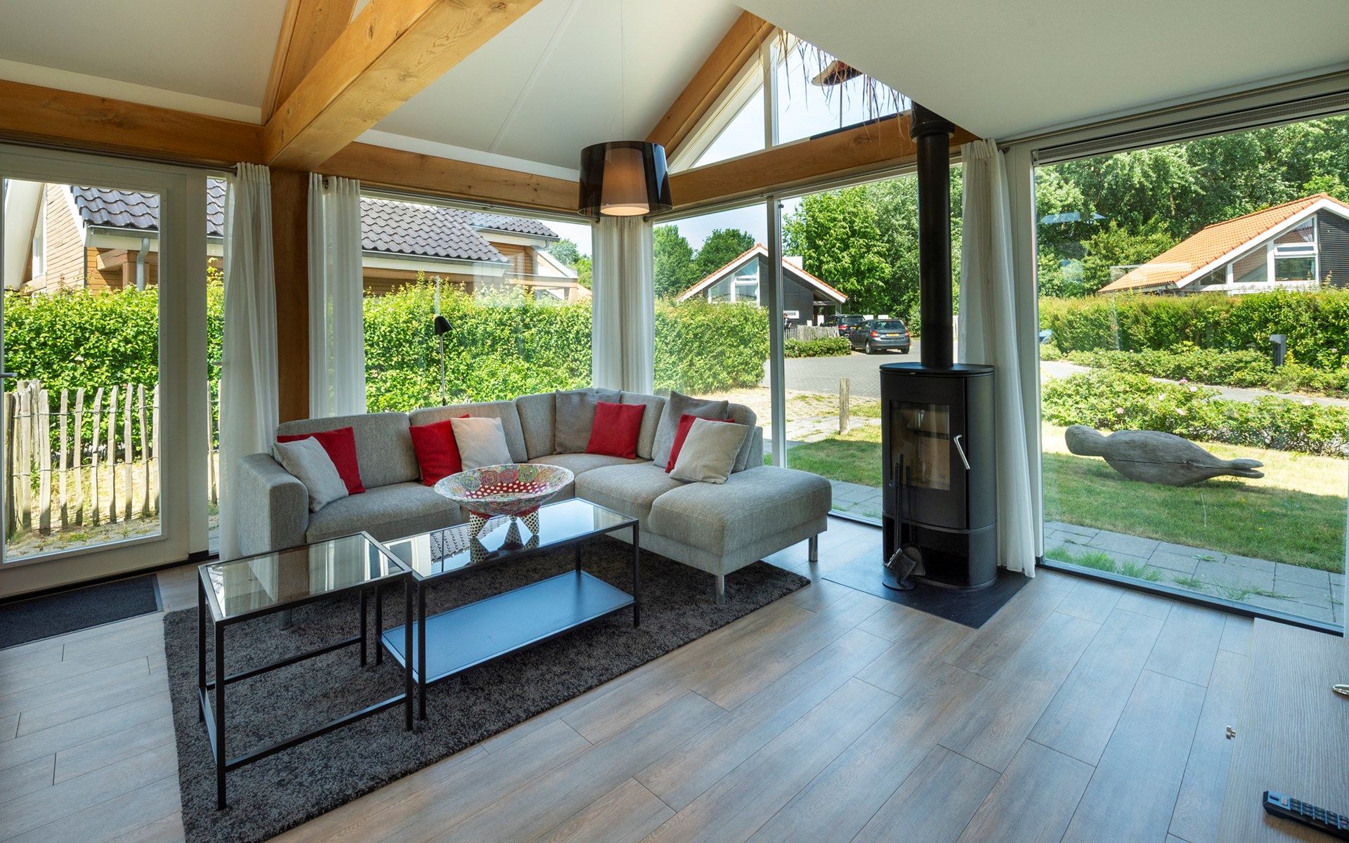 Gemuetliche Sitzecke im Ferienhaus Zonnedorp 8, De Zeehond in Renesse, Zeeland mit Blick auf den Garten.