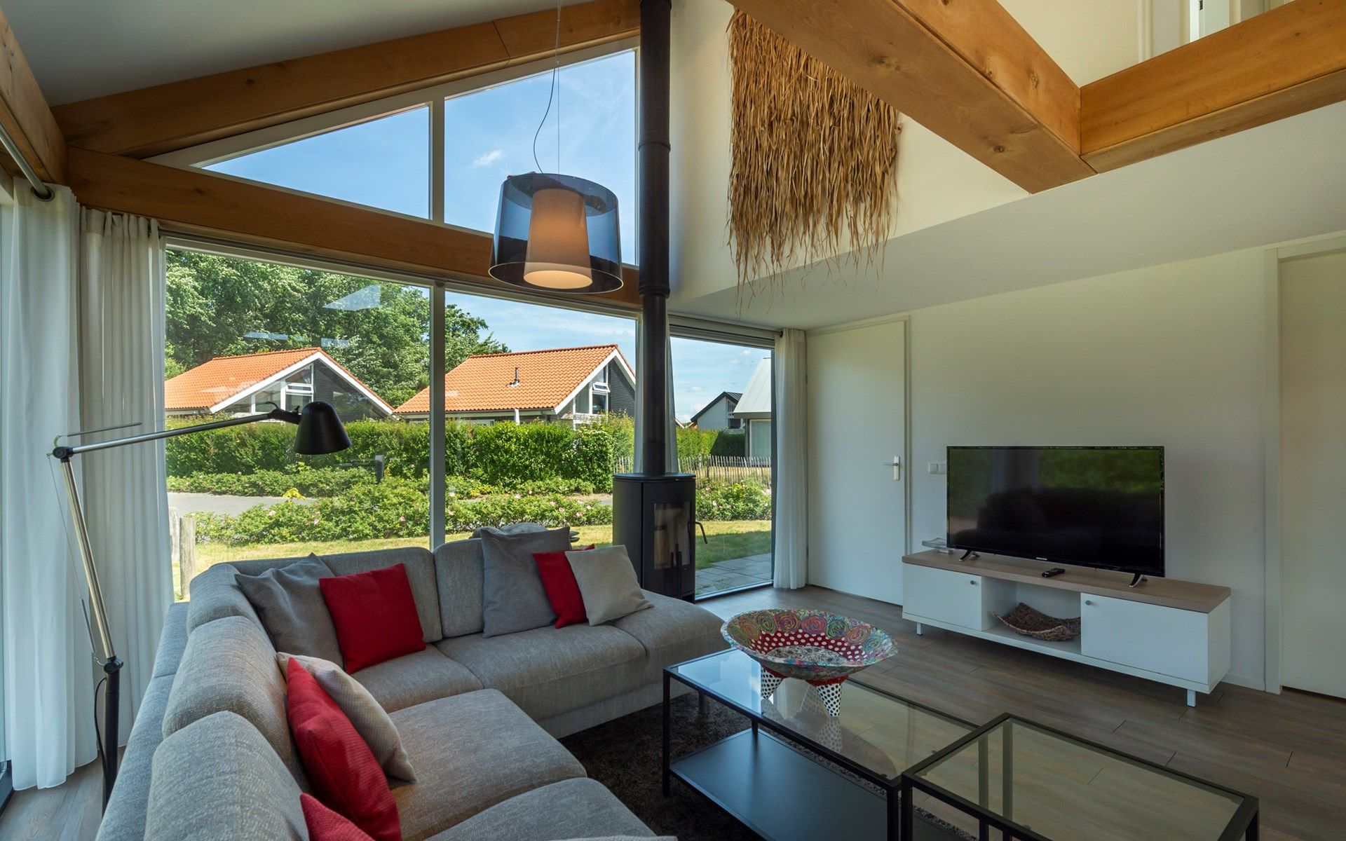 Modernes Wohnzimmer mit Kamin im Ferienhaus Zonnedorp 8, De Zeehond in Renesse, Zeeland.