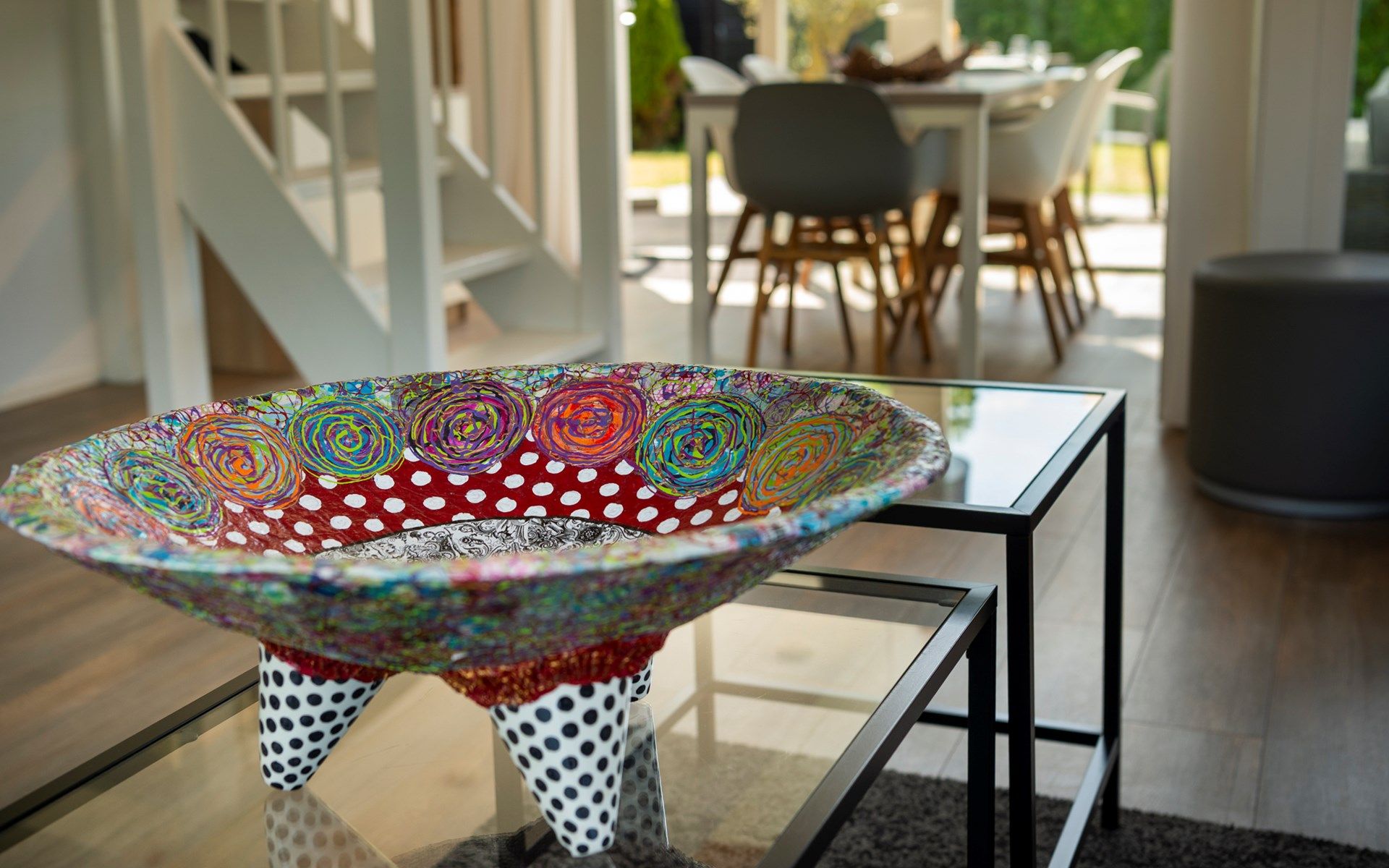 Bunte Dekoration im Wohnzimmer des Ferienhauses Zonnedorp 8, De Zeehond in Renesse, Zeeland.