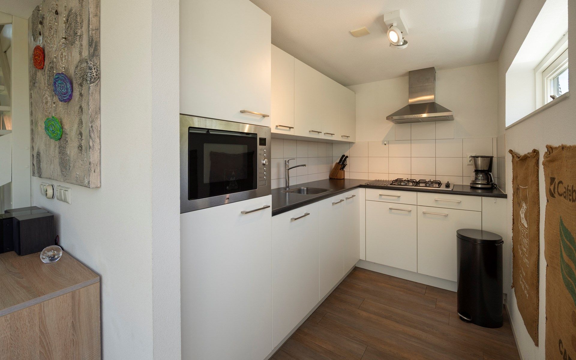 Kueche und Essbereich im Ferienhaus Zonnedorp 8, De Zeehond in Renesse, Zeeland mit viel Licht.