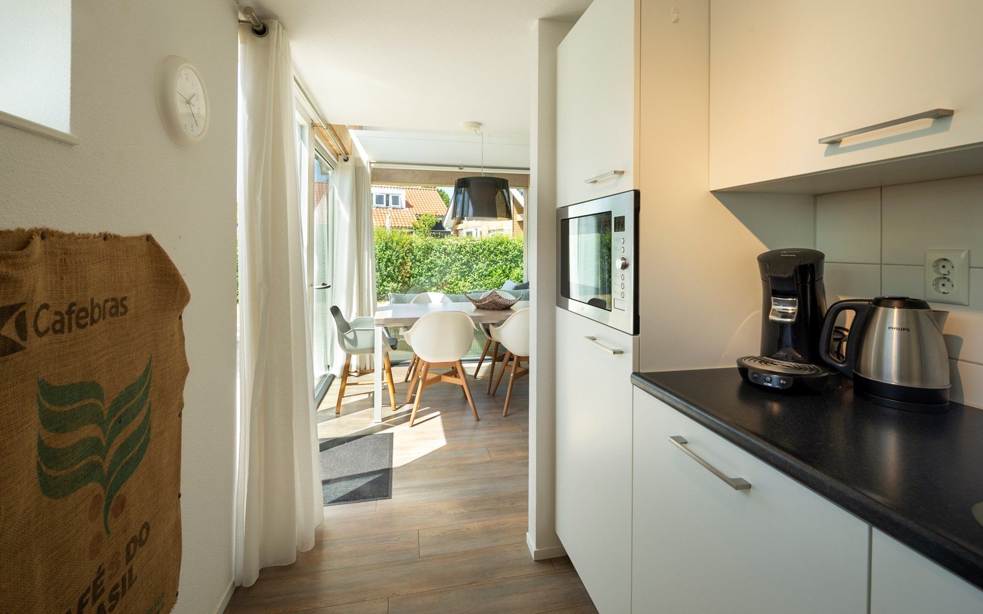 Schlafzimmer mit Doppelbett im Ferienhaus Zonnedorp 8, De Zeehond in Renesse, Zeeland.
