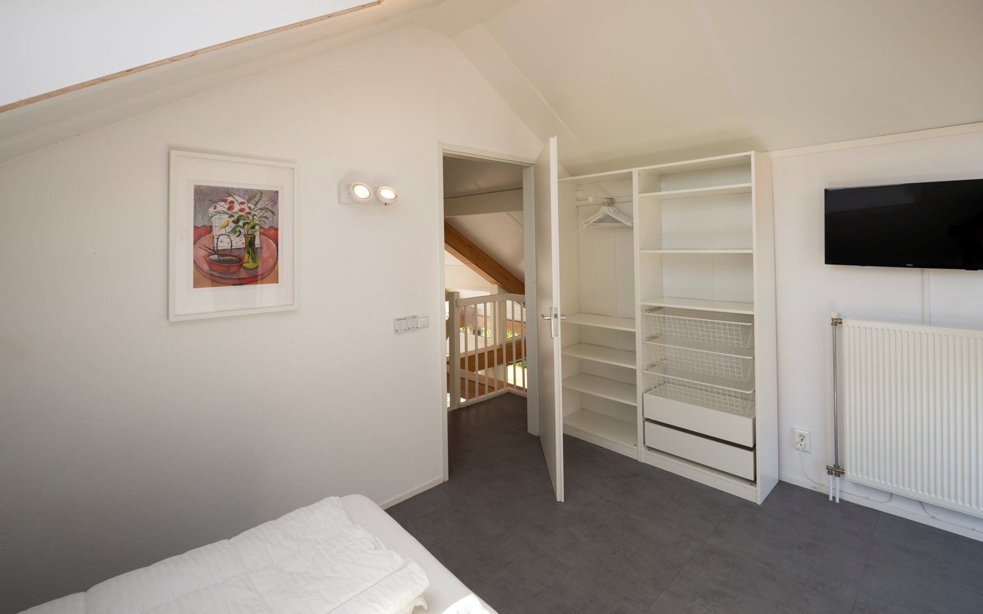 Zweites Schlafzimmer mit Dachfenster im Ferienhaus Zonnedorp 8, De Zeehond in Renesse, Zeeland.