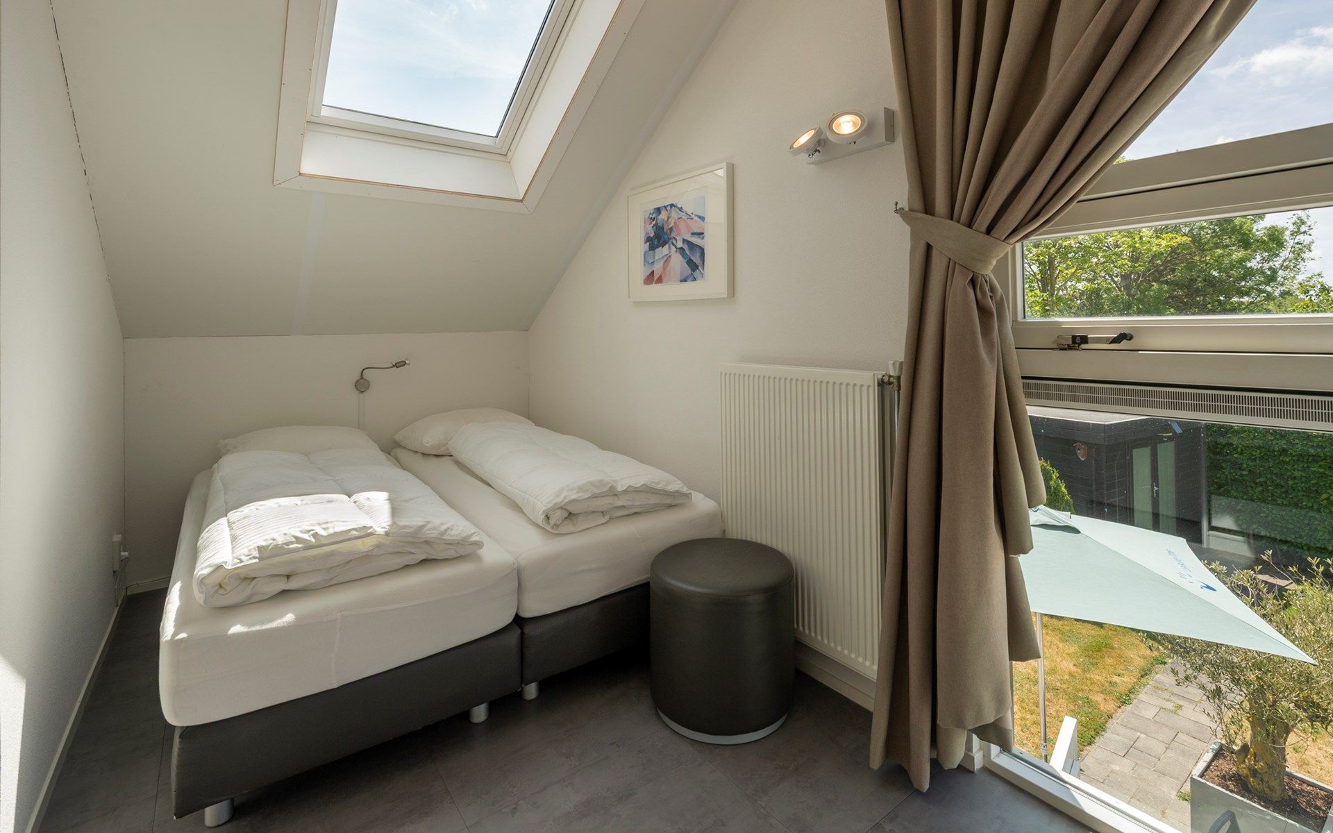 Helles Kinderzimmer mit Schreibtisch im Ferienhaus Zonnedorp 8, De Zeehond in Renesse, Zeeland.