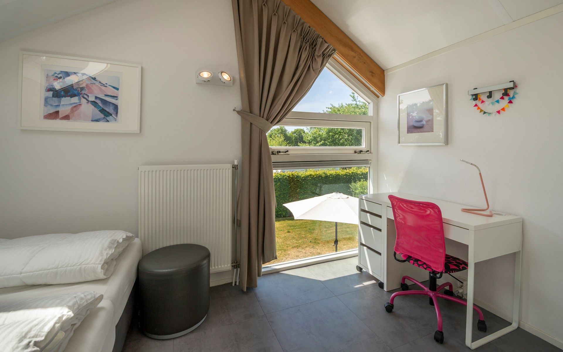 Gemuetliches Kinderzimmer mit Blick auf den Garten im Ferienhaus Zonnedorp 8, De Zeehond in Renesse, Zeeland.