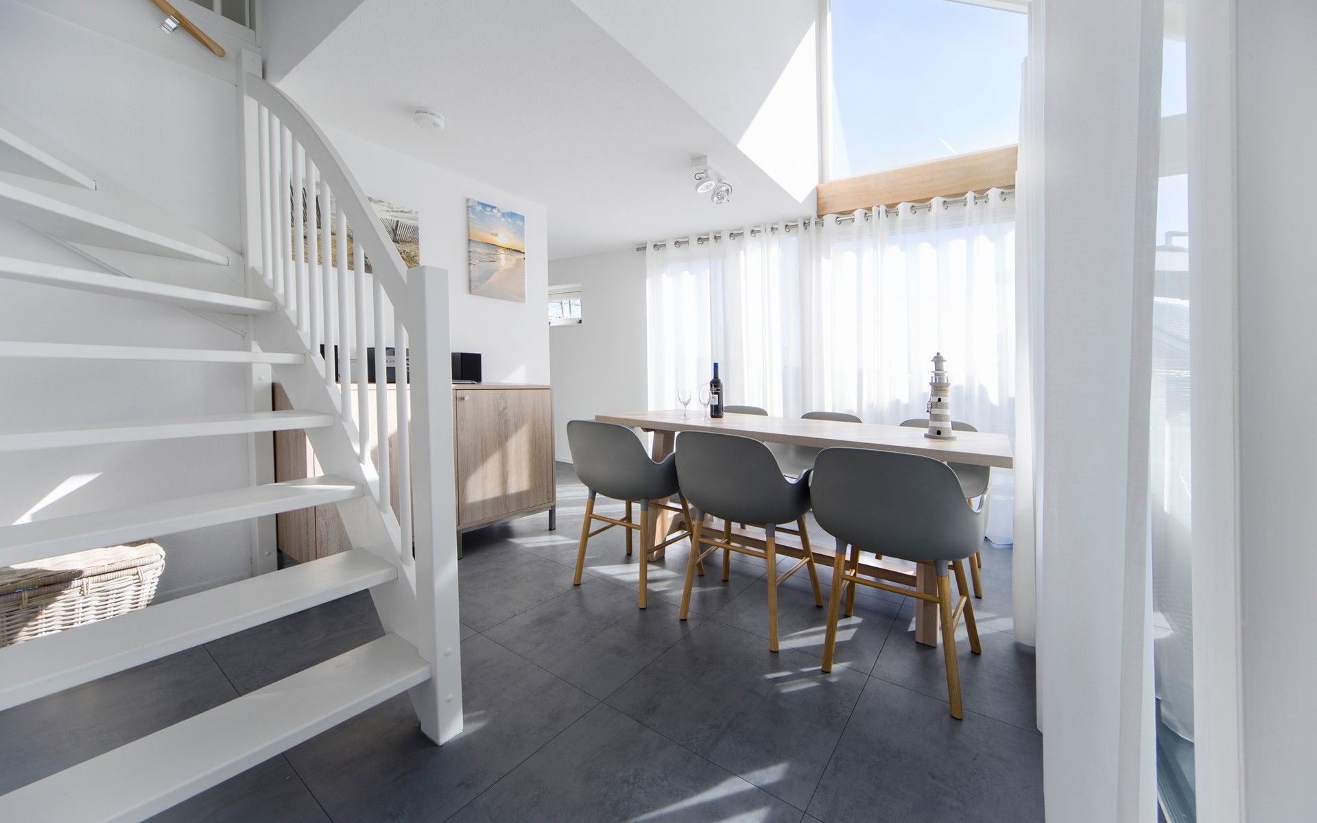 Essbereich des Ferienhauses Zonnedorp 12 Jolie in Renesse, Zeeland mit viel natuerlichem Licht.