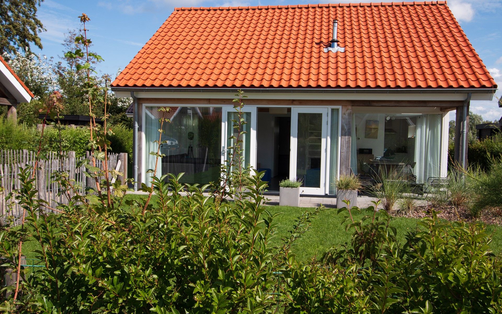 Gruener Garten des Ferienhauses Zonnedorp 12 Jolie in Renesse, Zeeland mit moderner Veranda.