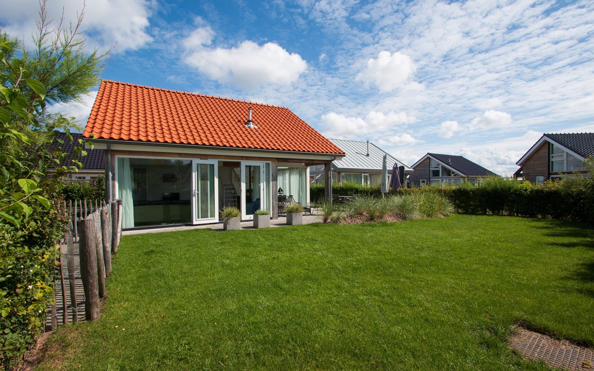 Grosser Garten des Ferienhauses Zonnedorp 12 Jolie in Renesse, ideal zum Entspannen.