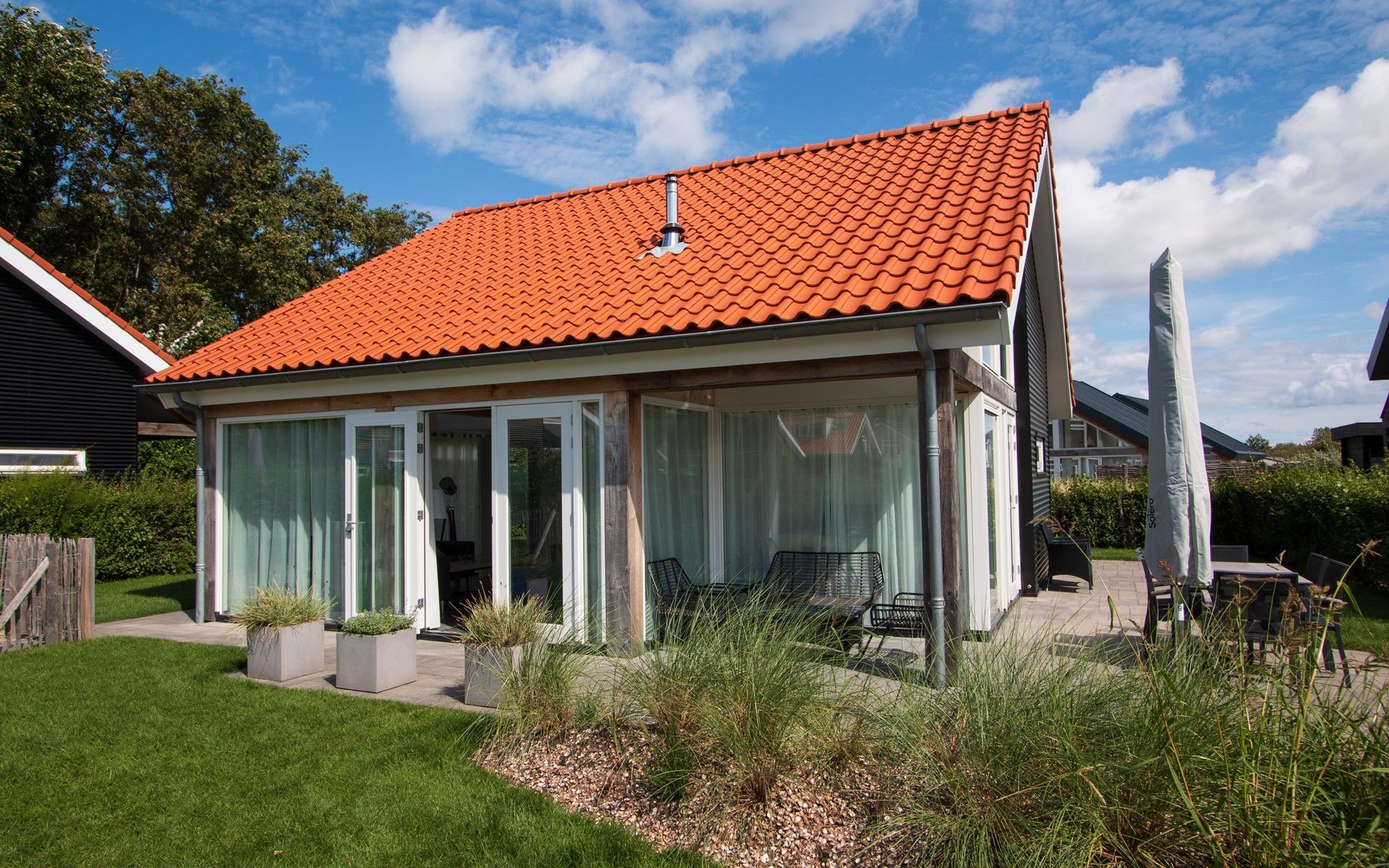 Terrasse mit Sitzgelegenheit im Ferienhaus Zonnedorp 12 Jolie in Renesse, Zeeland.