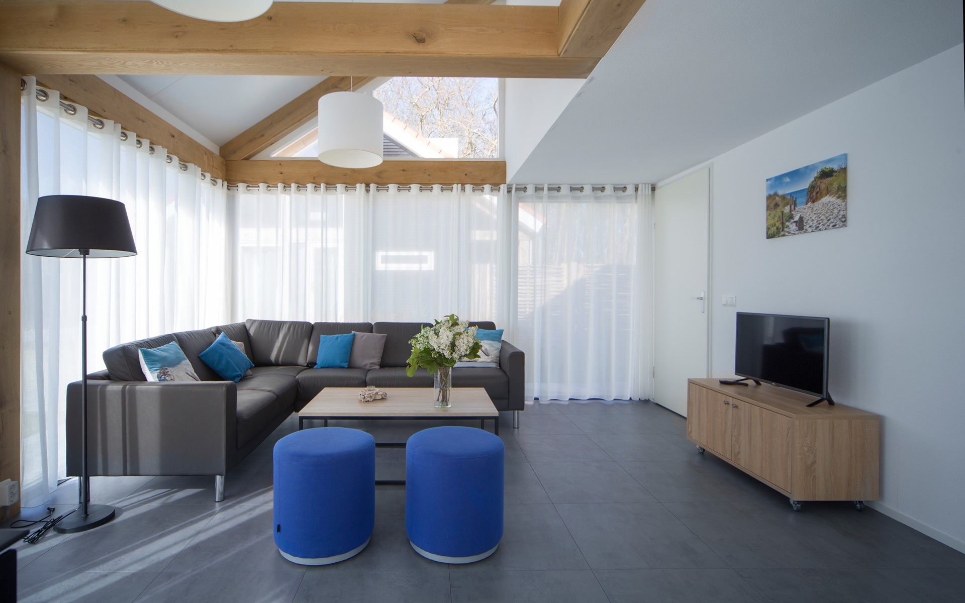 Stilvolles Wohnzimmer im Ferienhaus Zonnedorp 12 Jolie, Renesse, mit moderner Einrichtung.