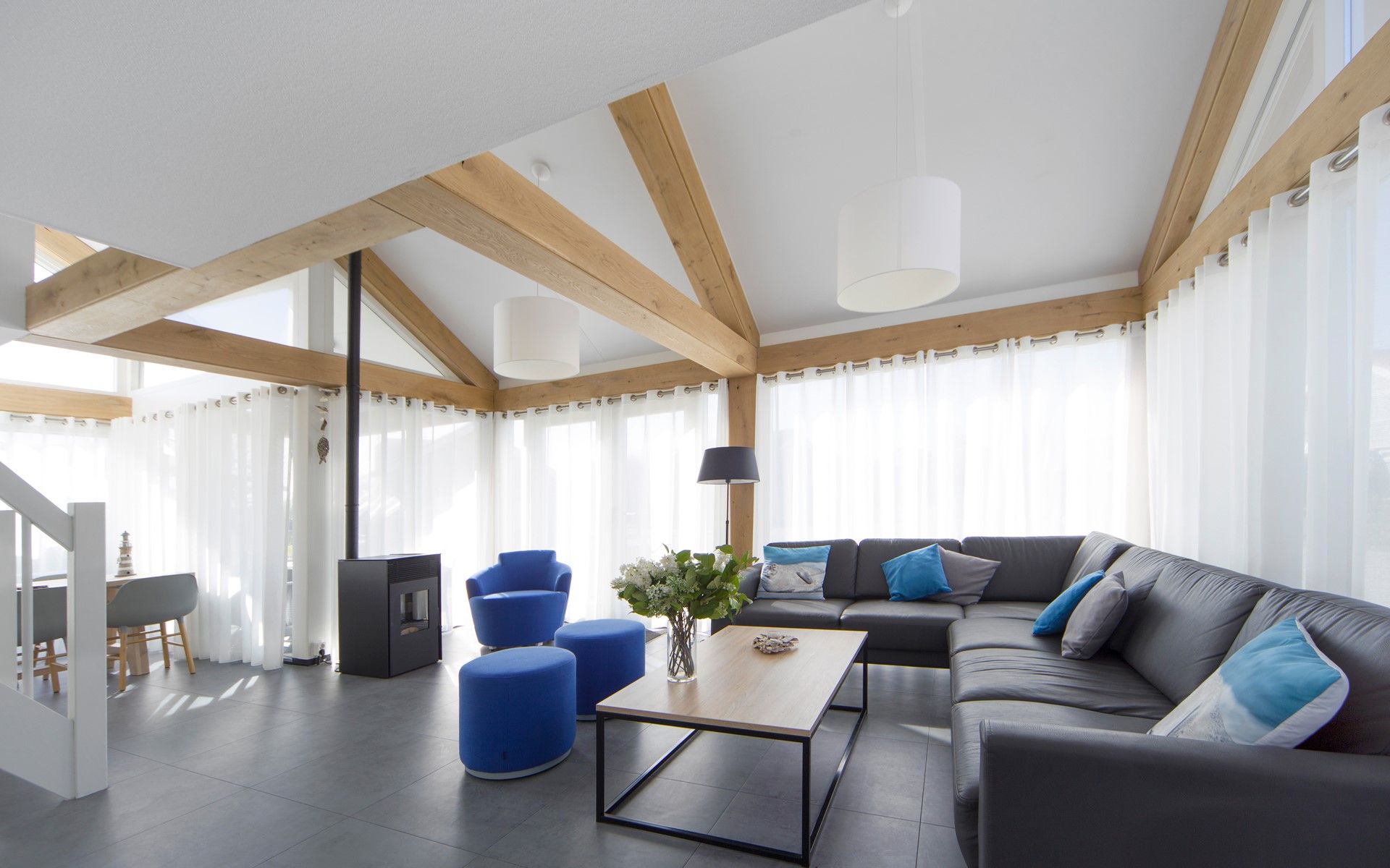 Helles Wohnzimmer mit grossen Fenstern im Ferienhaus Zonnedorp 12 Jolie, Renesse, Zeeland.