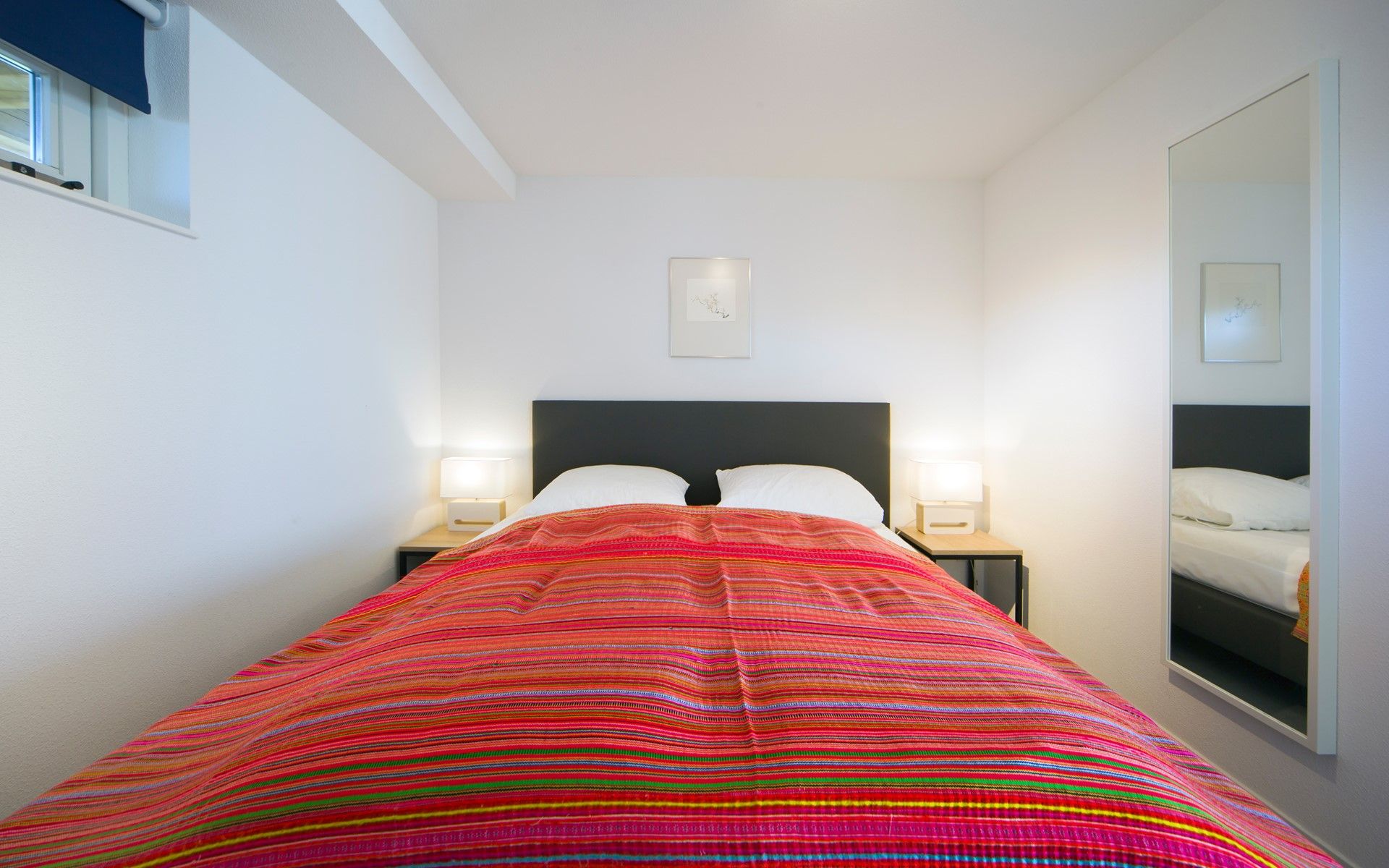 Schlafzimmer mit Doppelbett im Ferienhaus Zonnedorp 12 Jolie, Renesse, Zeeland.