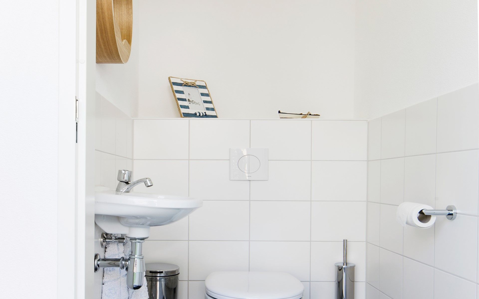 Nette Toilette im Ferienhaus Zonnedorp 12 Jolie, Renesse, mit maritimem Dekor.