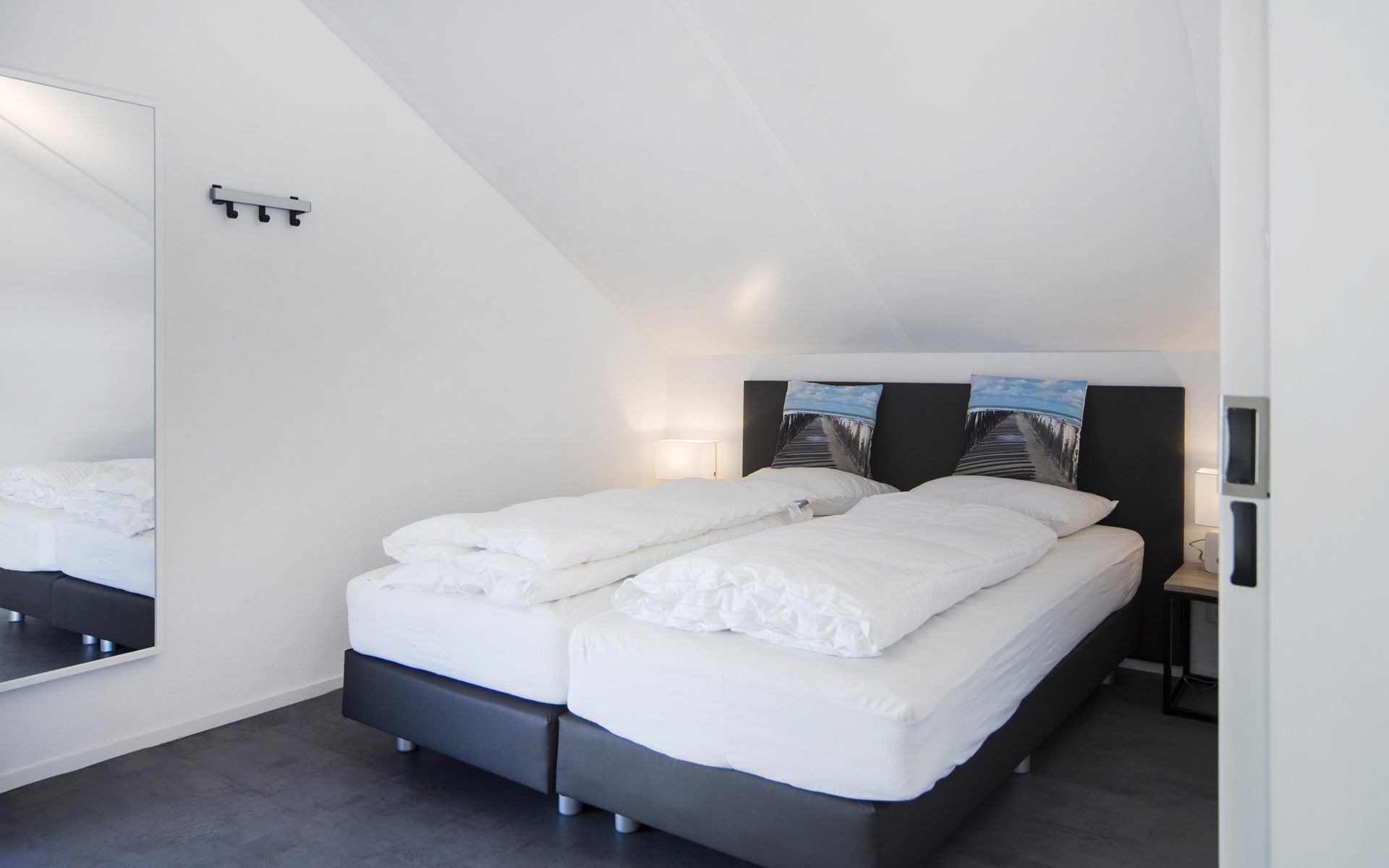 Schlafzimmer mit bequemen Betten im Ferienhaus Zonnedorp 12 Jolie, Renesse, Zeeland.