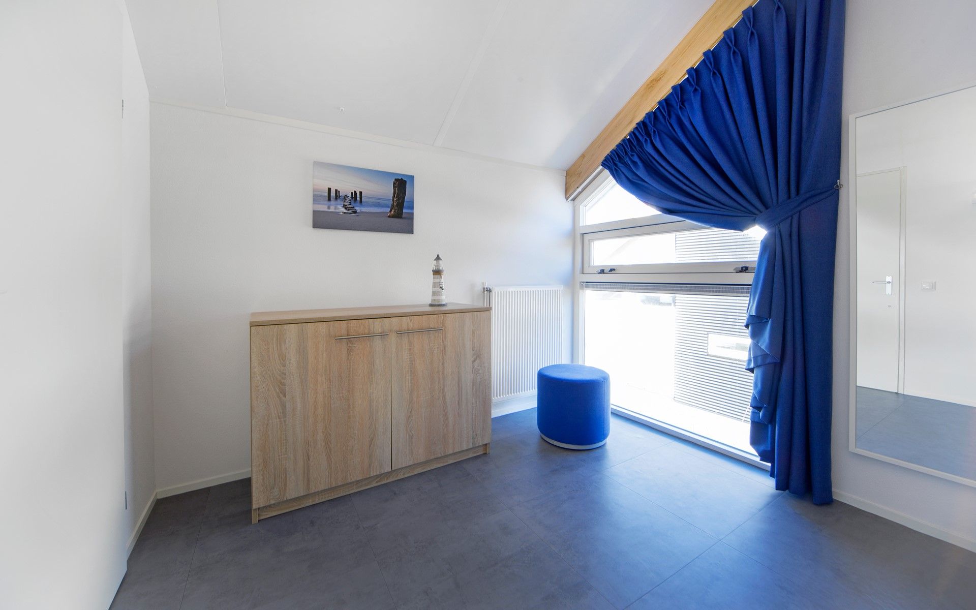 Geraeumiges Zimmer mit viel Licht im Ferienhaus Zonnedorp 12 Jolie, Renesse, ideal zum Arbeiten.