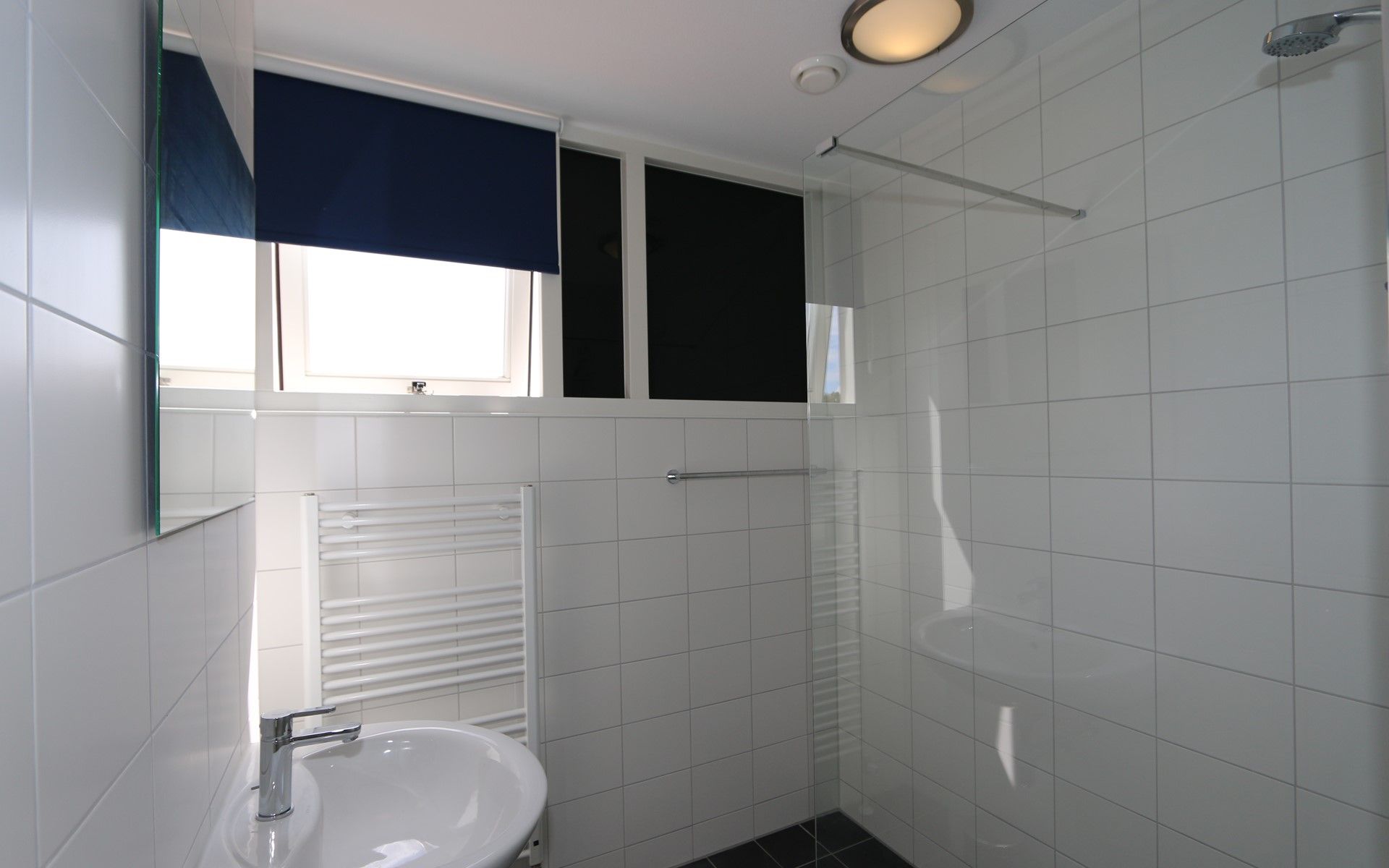 Modernes Badezimmer mit Dusche im Ferienhaus Zonnedorp 12 Jolie, Renesse, Zeeland.