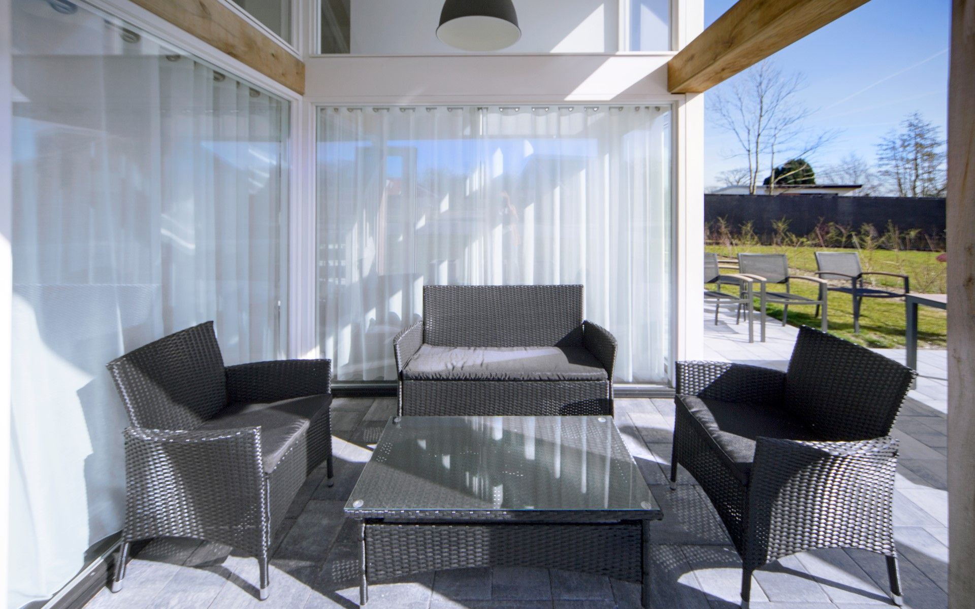 Gemuetliche Terrasse mit Sitzgelegenheit im Ferienhaus Zonnedorp 12 Jolie, Renesse, ideal zum Entspannen.