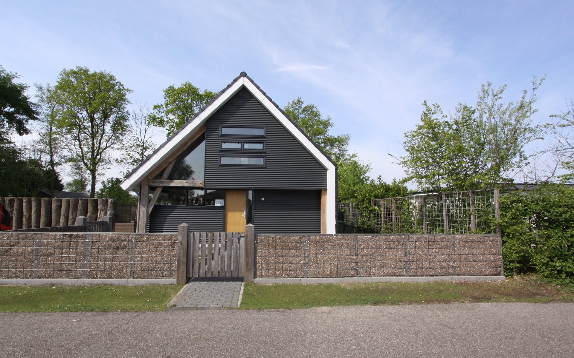 Cozy terrace at Holiday home Horizon 36, 'Sea You' in Renesse, perfect for sunbathing.