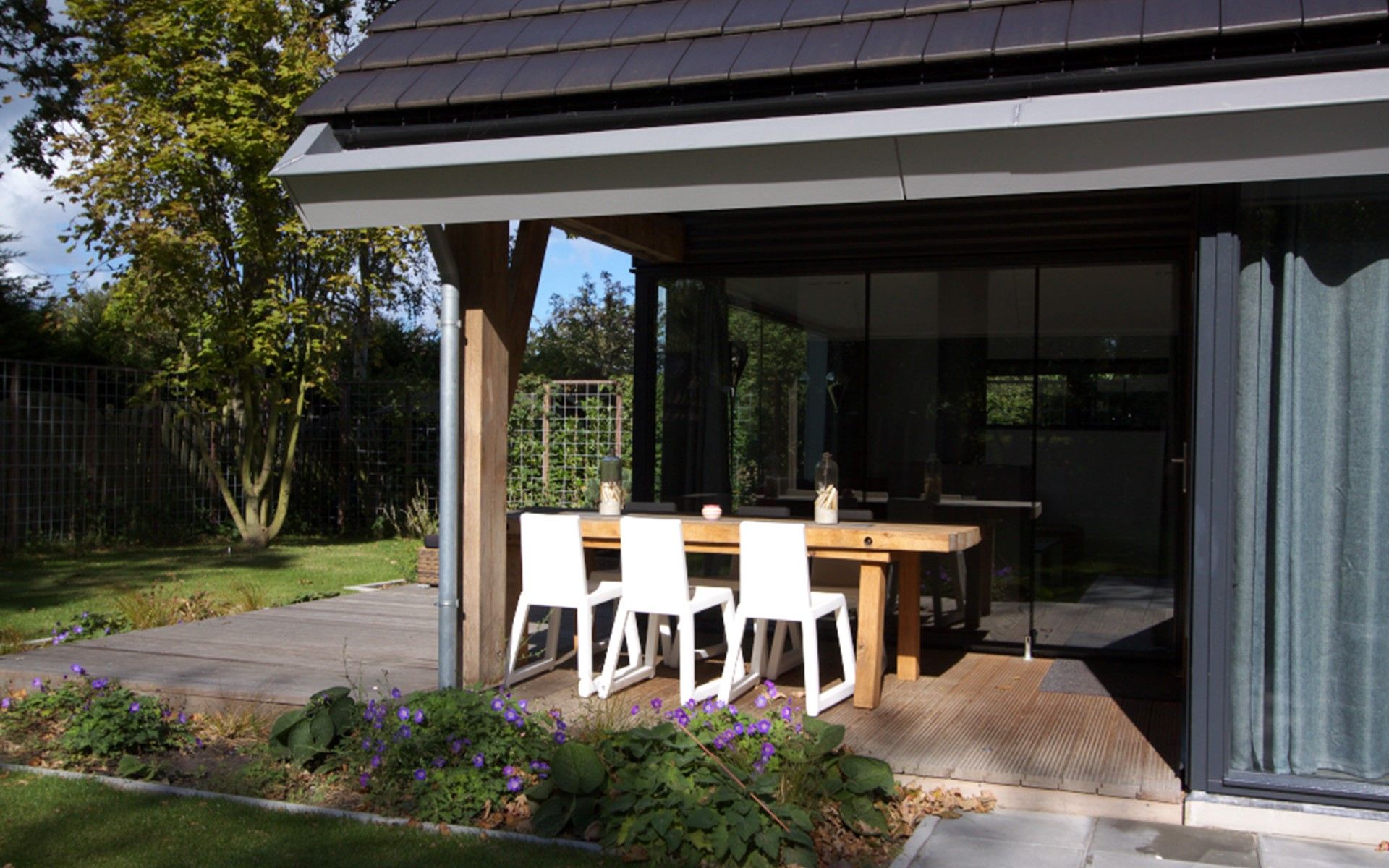 Outdoor dining area at Holiday home Horizon 36, 'Sea You' in Renesse, ideal for family dinners.