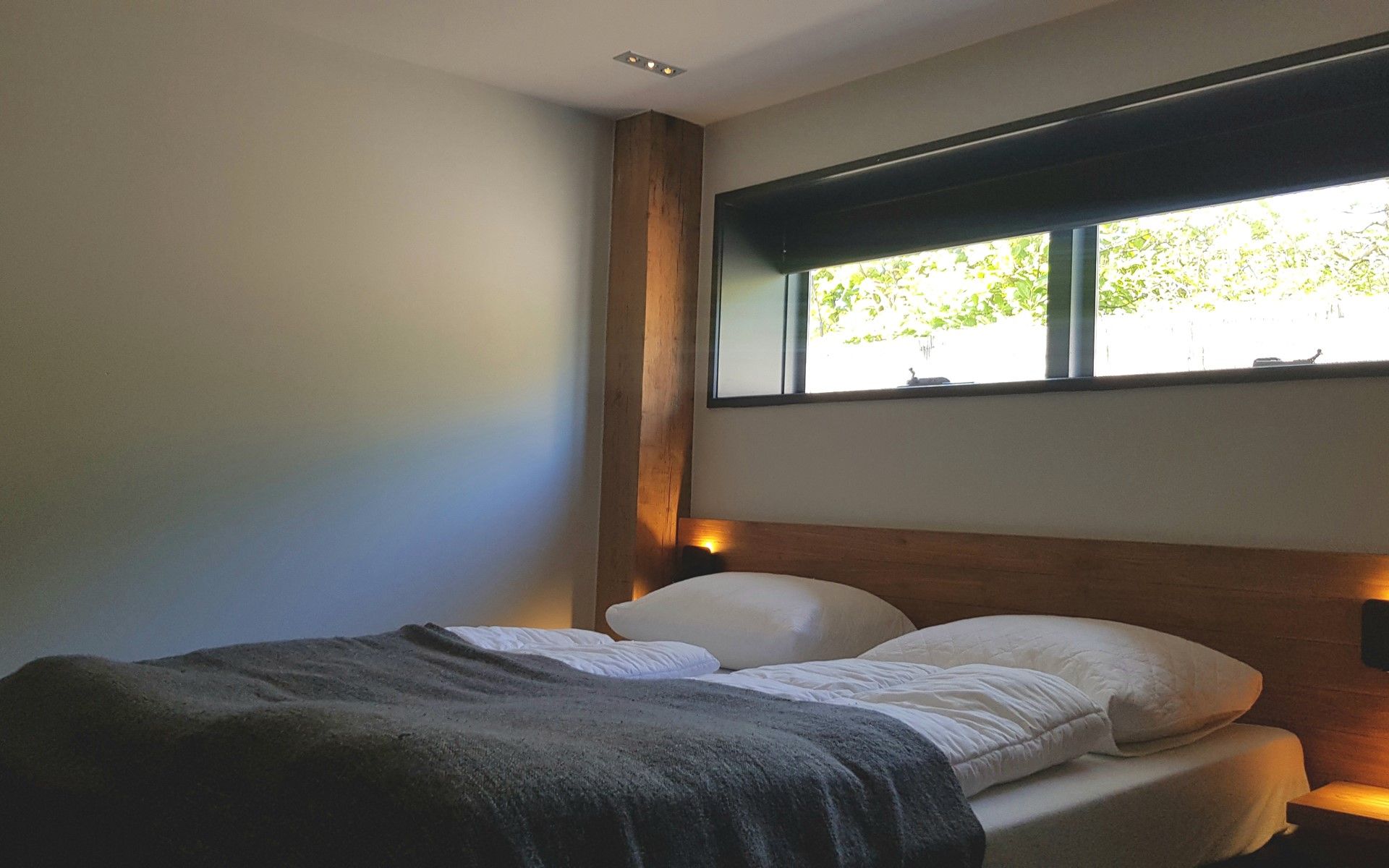 Modern bathroom in Holiday home Horizon 36, 'Sea You' in Renesse with stylish shower.