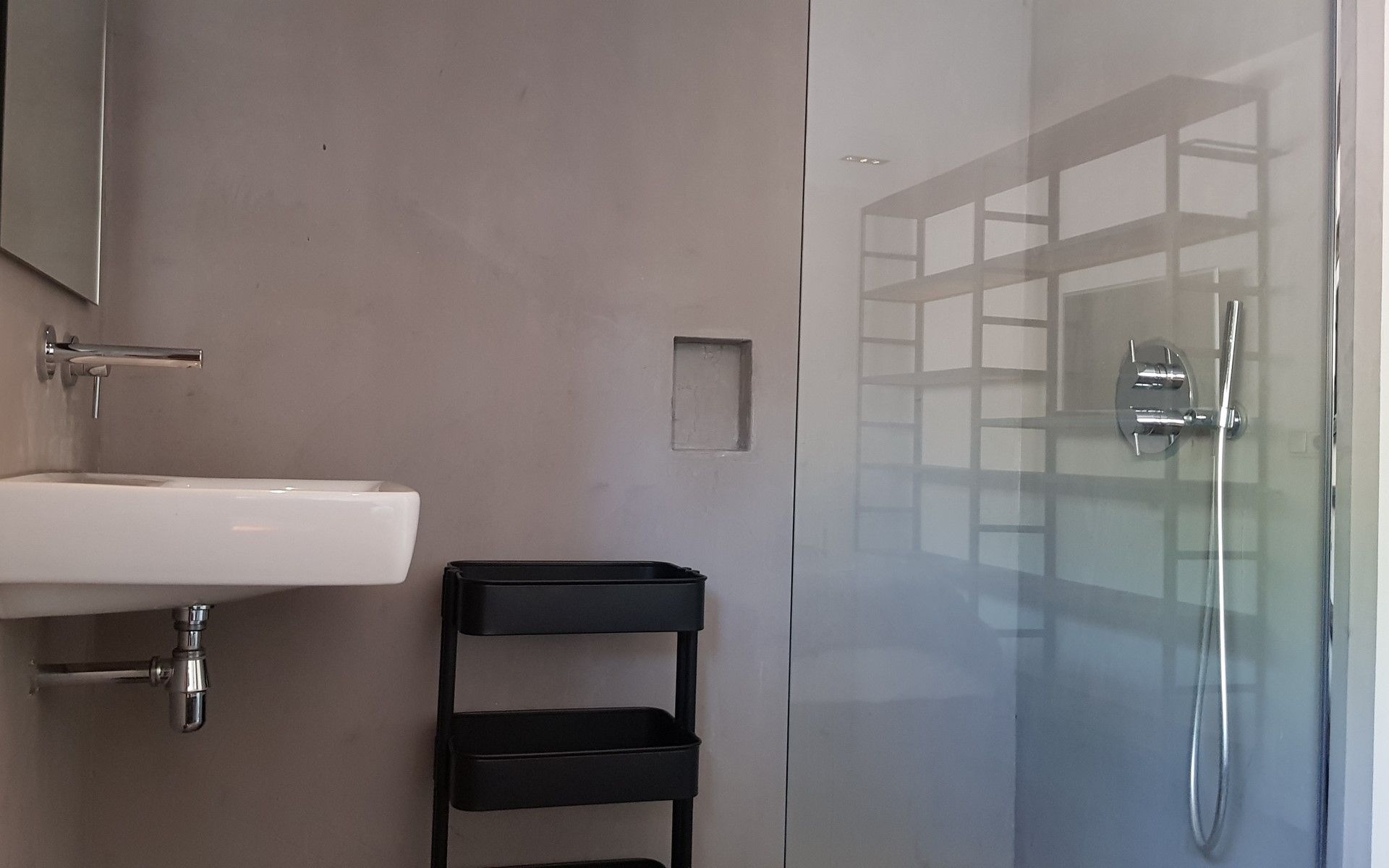 Bedroom with large mirror in Holiday home Horizon 36, 'Sea You' in Renesse.