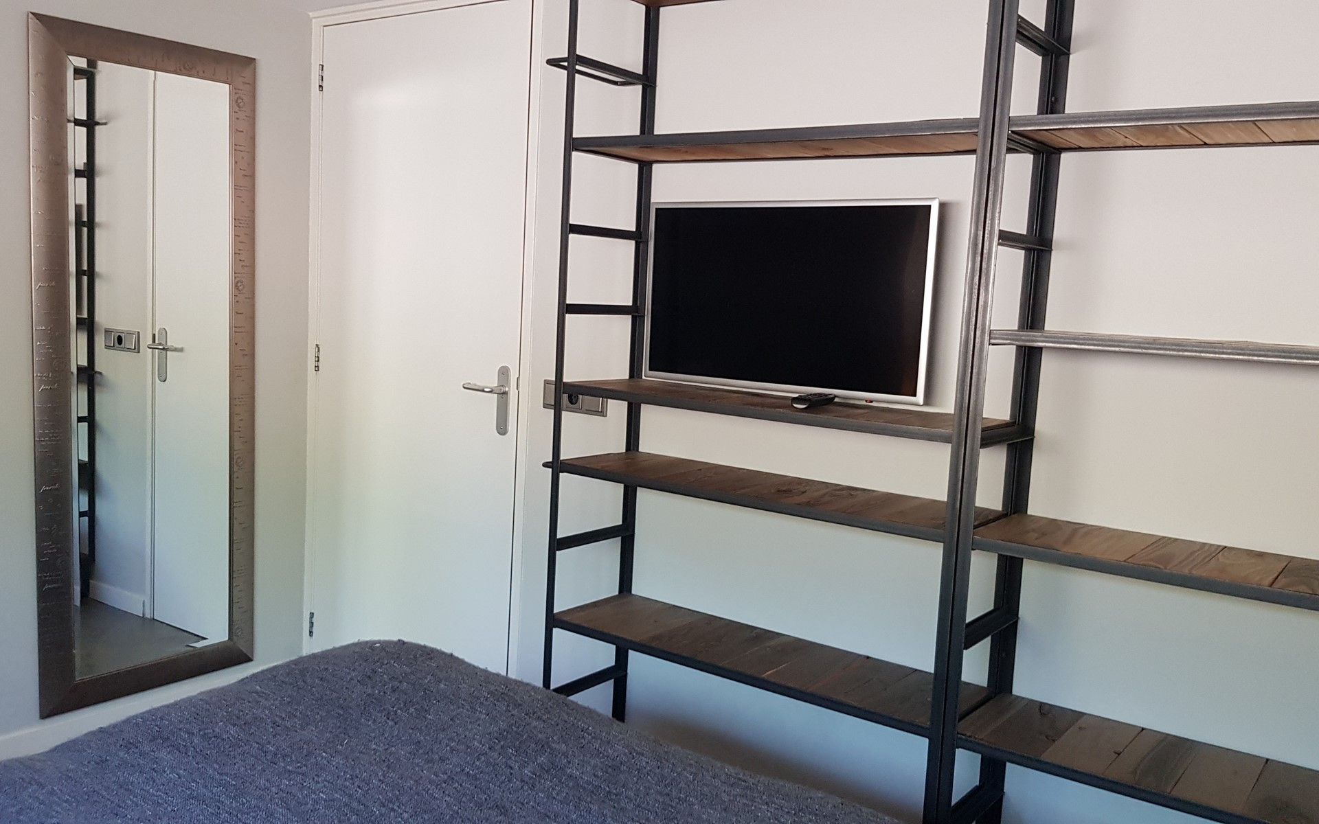 Bedroom with TV and bookcase in Holiday home Horizon 36, 'Sea You' in Renesse.