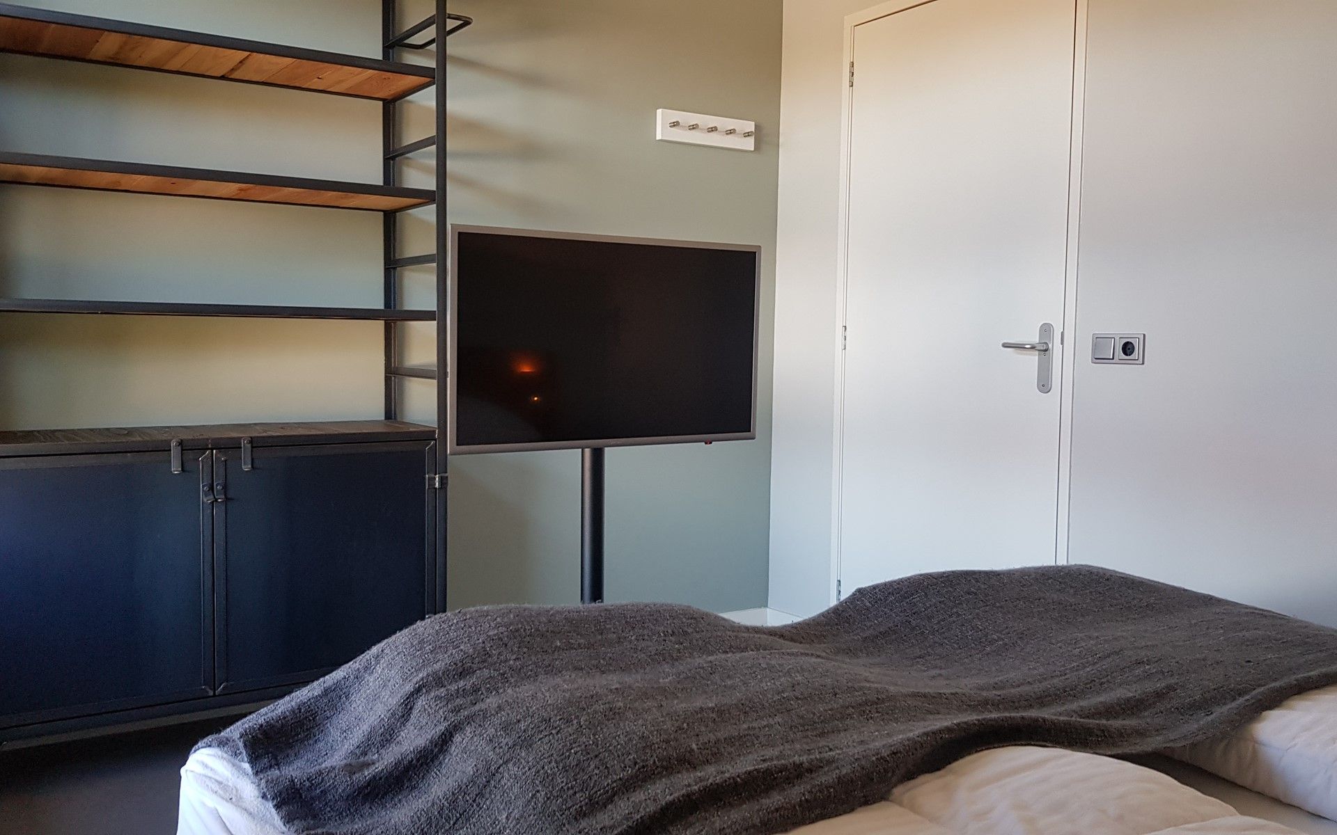 TV and storage space in bedroom of Holiday home Horizon 36, 'Sea You' in Renesse.