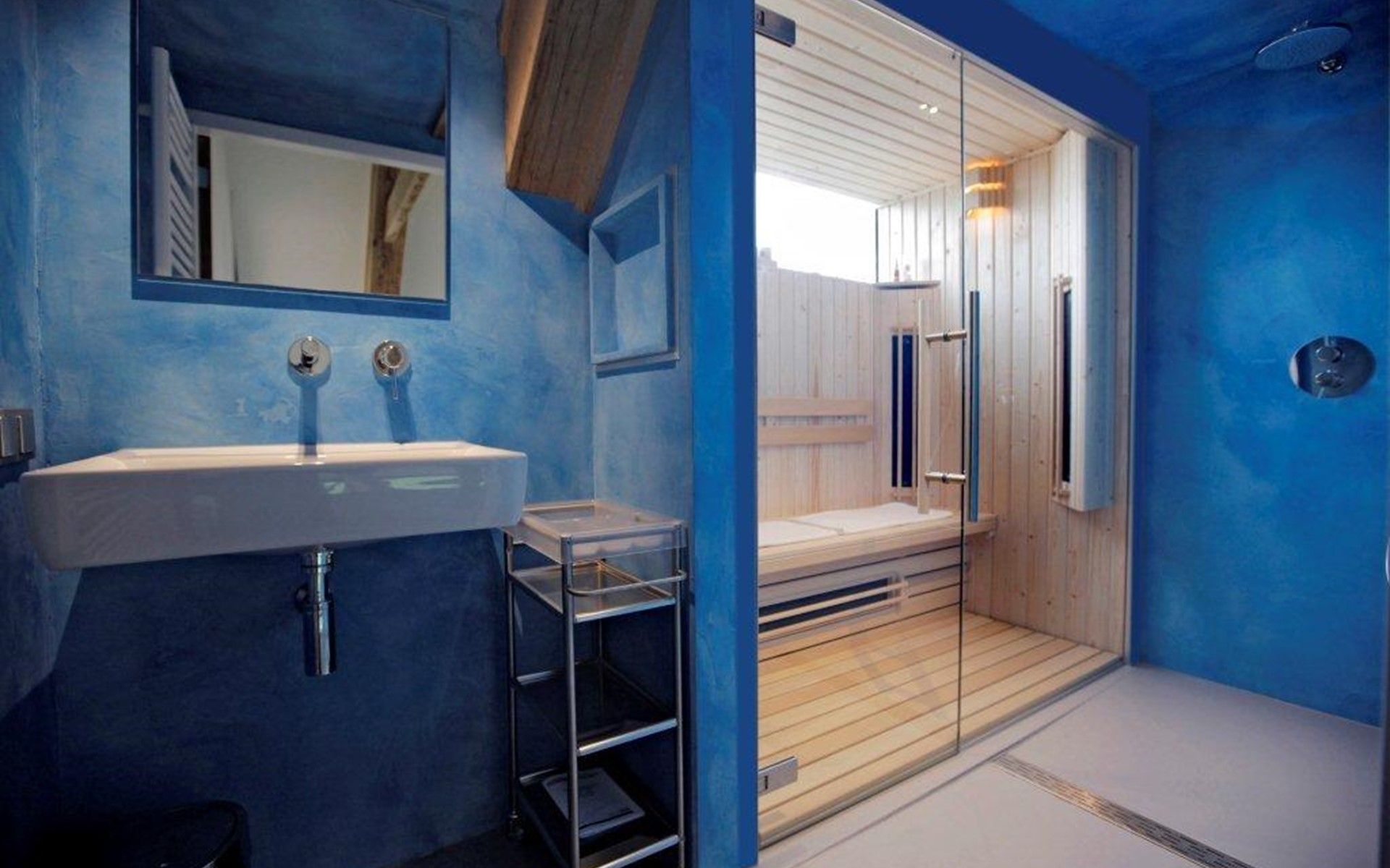 Separate toilet with purple walls in Holiday home Horizon 36, 'Sea You' in Renesse.