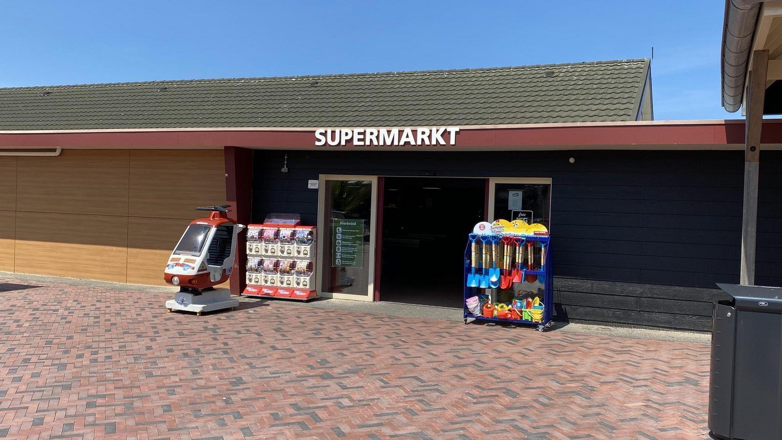 Outdoor area with terrace at VZ2326 Holiday Chalet Stern 1866 Renesse, ideal for relaxation in Schouwen-Duiveland.