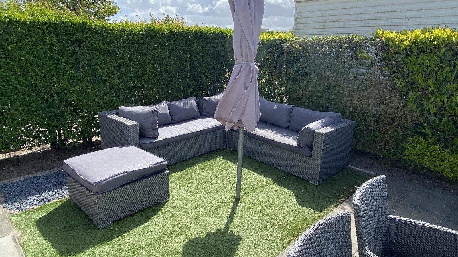 Gemuetliche Lounge auf der Terrasse des VZ466 Chalet Duif 258 in Renesse, umgeben von Gruen in Schouwen-Duiveland.