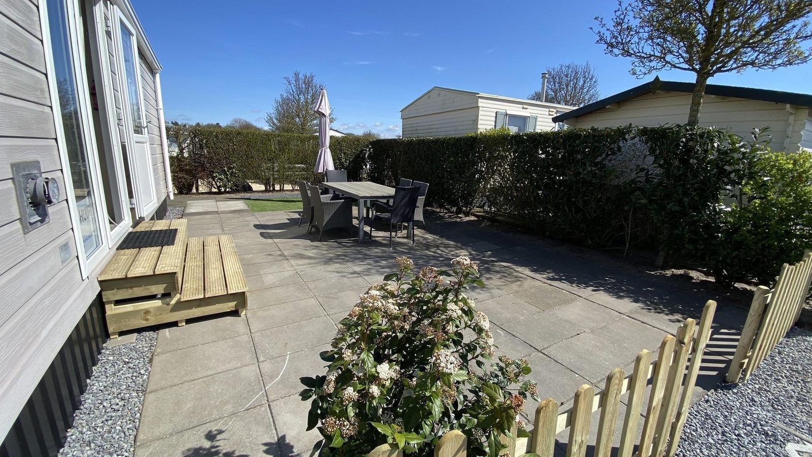 Gemuetliche Sitzecke im Freien im VZ466 Chalet Duif 258 in Renesse, ideal fuer Mahlzeiten im Freien in Schouwen-Duiveland.