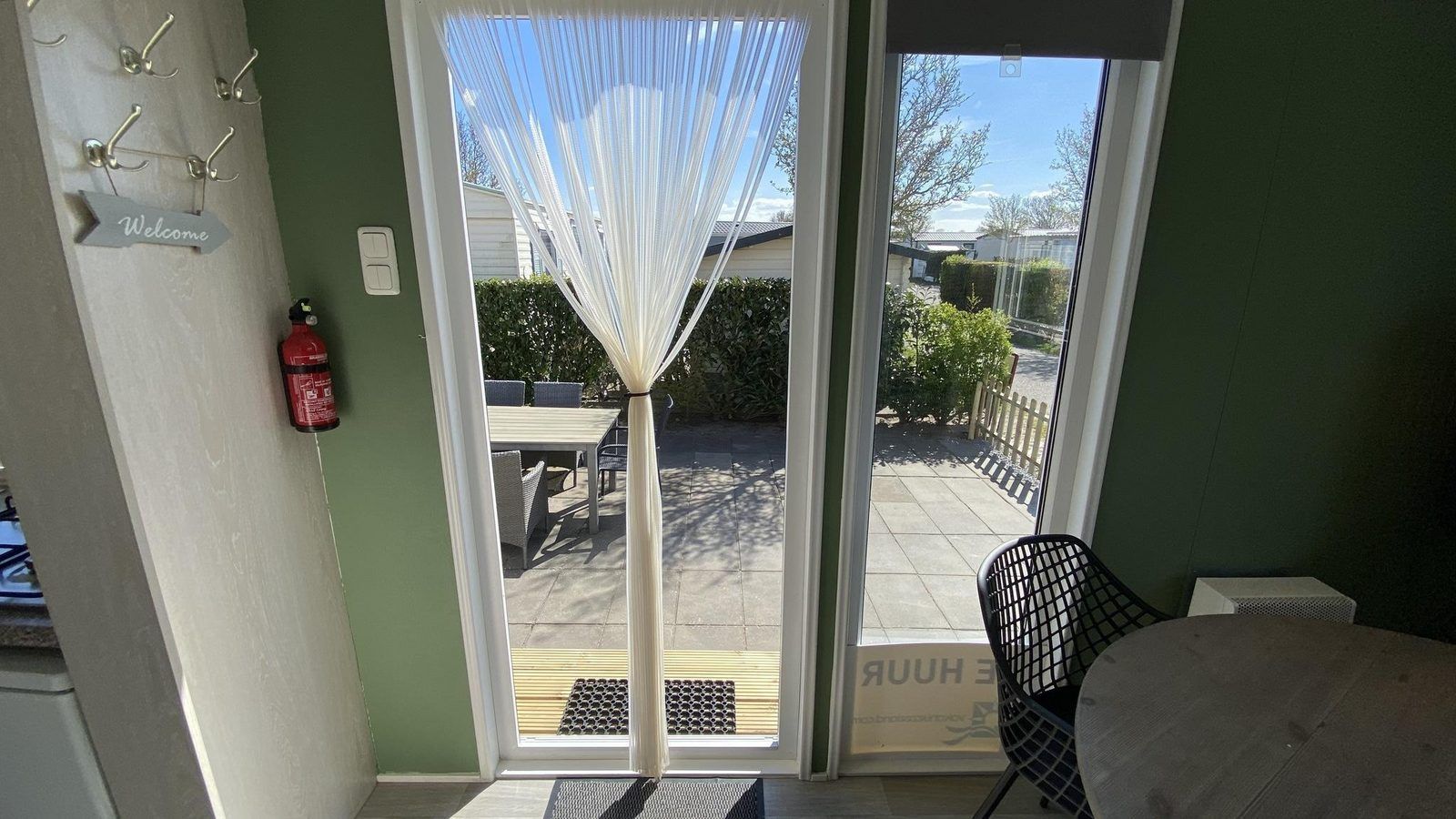 Heller Eingang zum VZ466 Chalet Duif 258 in Renesse mit Zugang zur Terrasse, ideal fuer sonnige Tage in Zeeland.